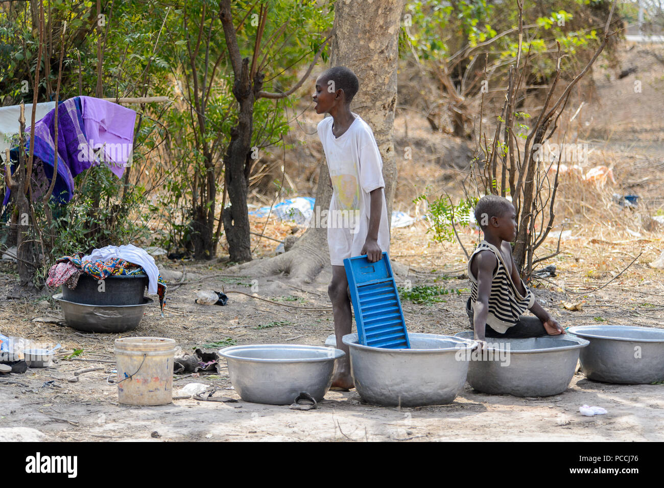 TECHIMAN, GHANA - Jan 15, 2017: Unbekannter ghanaischen Mädchen arbeitet auf der Waschtag, die jeden Sonntag Stockfoto