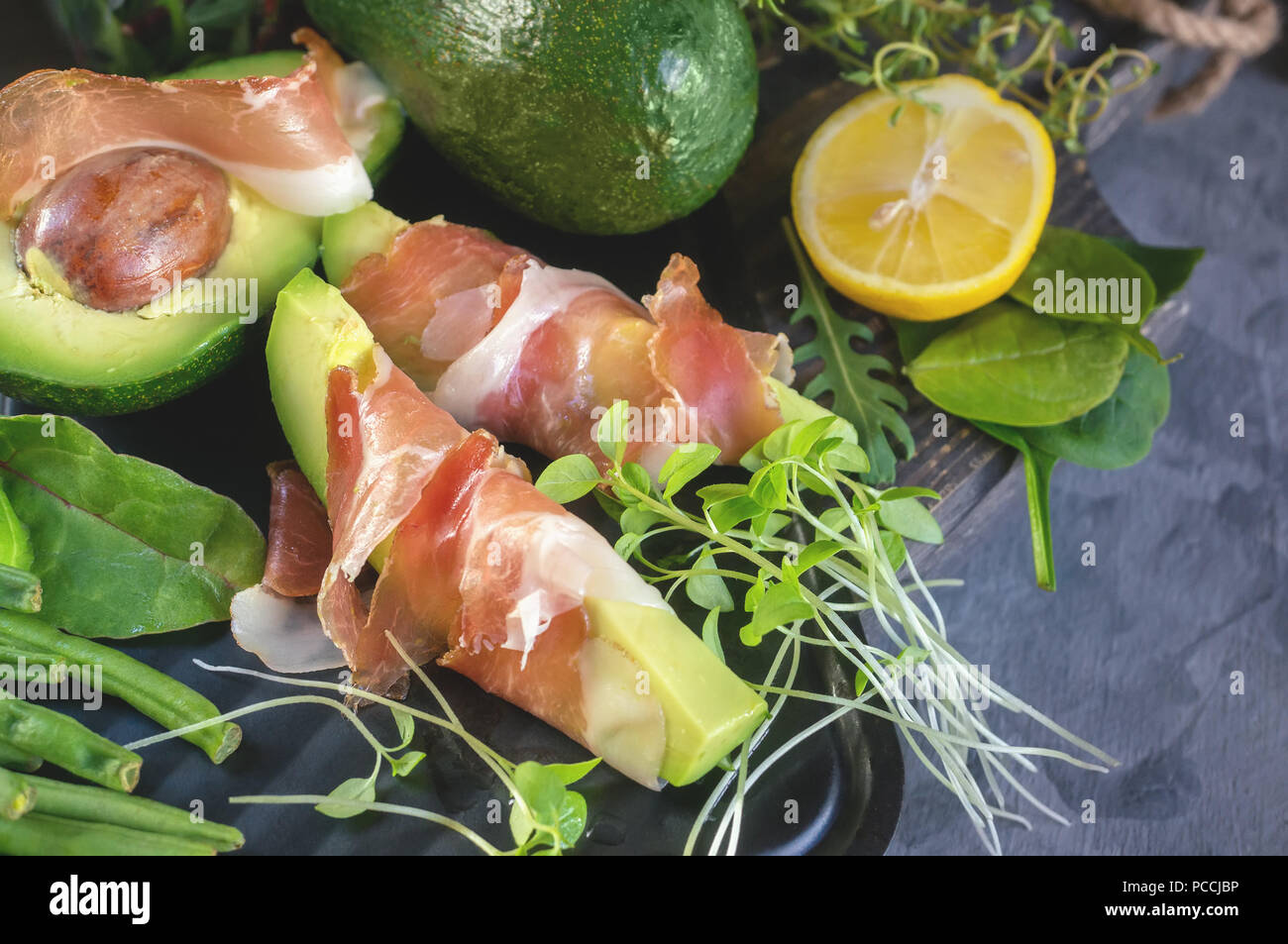 Lecker Toast von Avocado und Prosciutto mit grünen Sprossen Senf Stockfoto