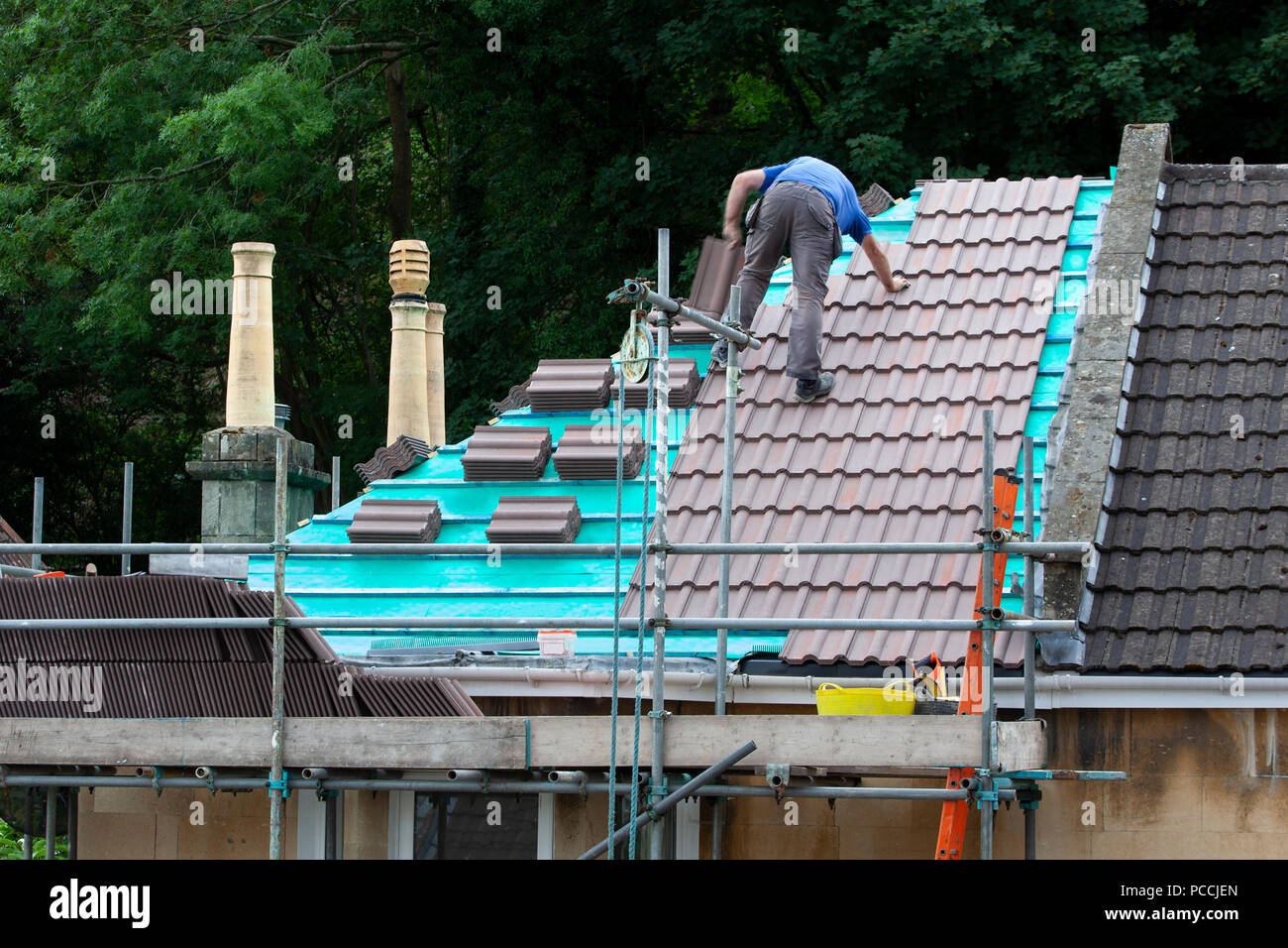 Bauarbeiter zur Festlegung neuer Dachziegel Stockfoto