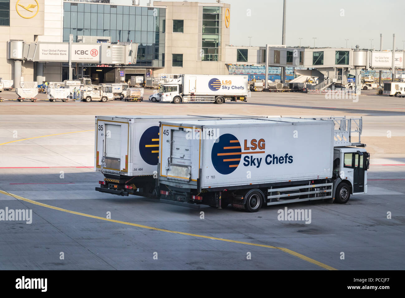 Frankfurt, Deutschland - Juli 3th, 2018: Zwei LSG Sky Chefs Catering Lkw liefern Airline Mahlzeiten an den Flughafen Frankfurt Main. Stockfoto