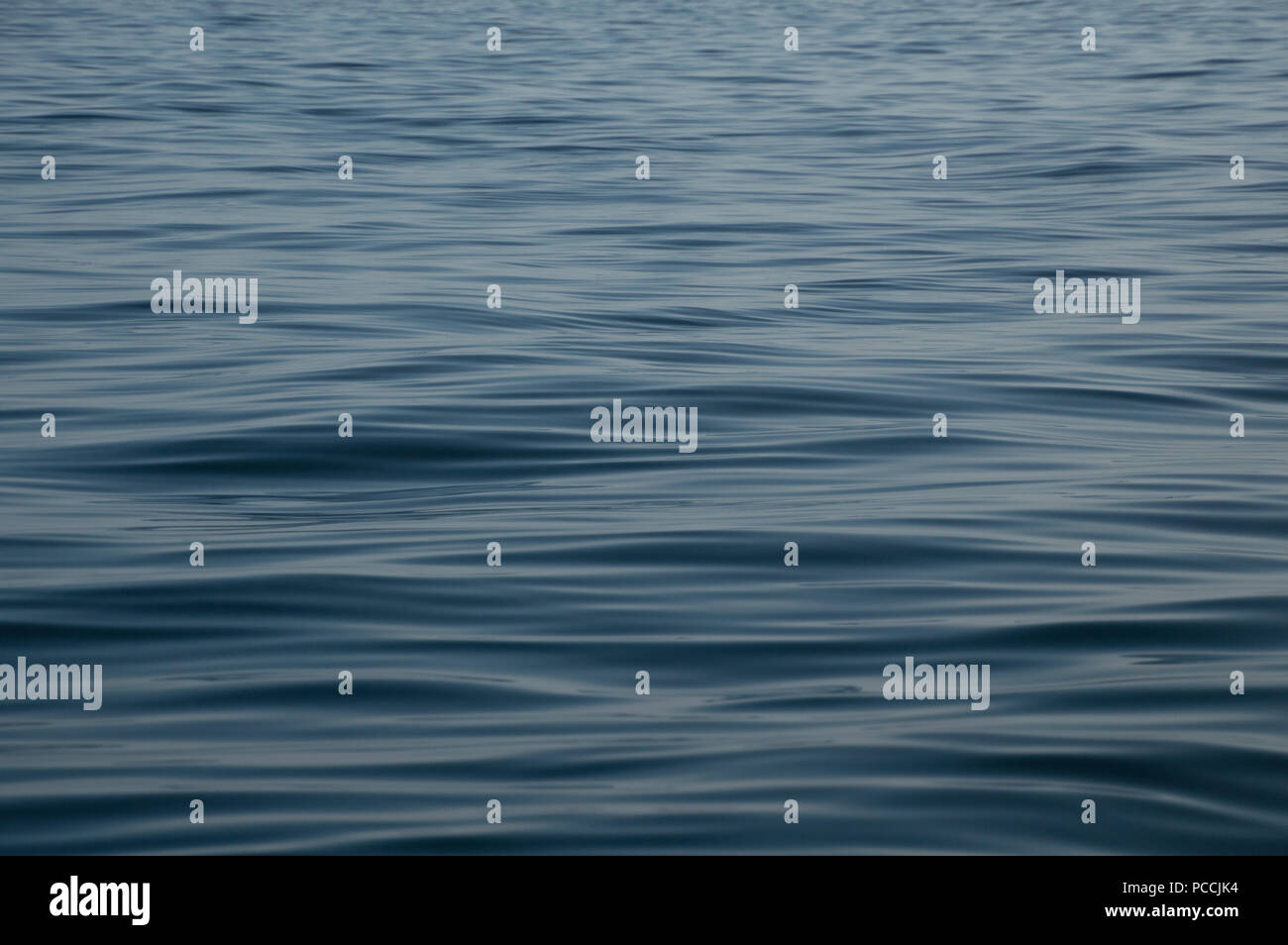 Closeup tiefblauen Wasser mit Wellen Hintergrundbild Stockfoto