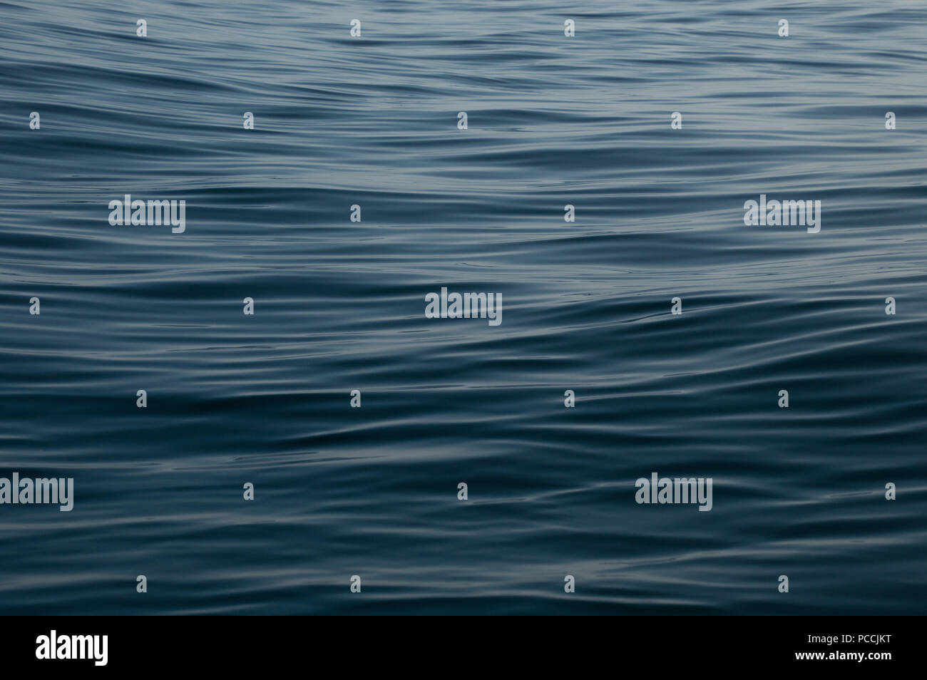 Closeup tiefblauen Wasser mit Wellen Hintergrundbild Stockfoto