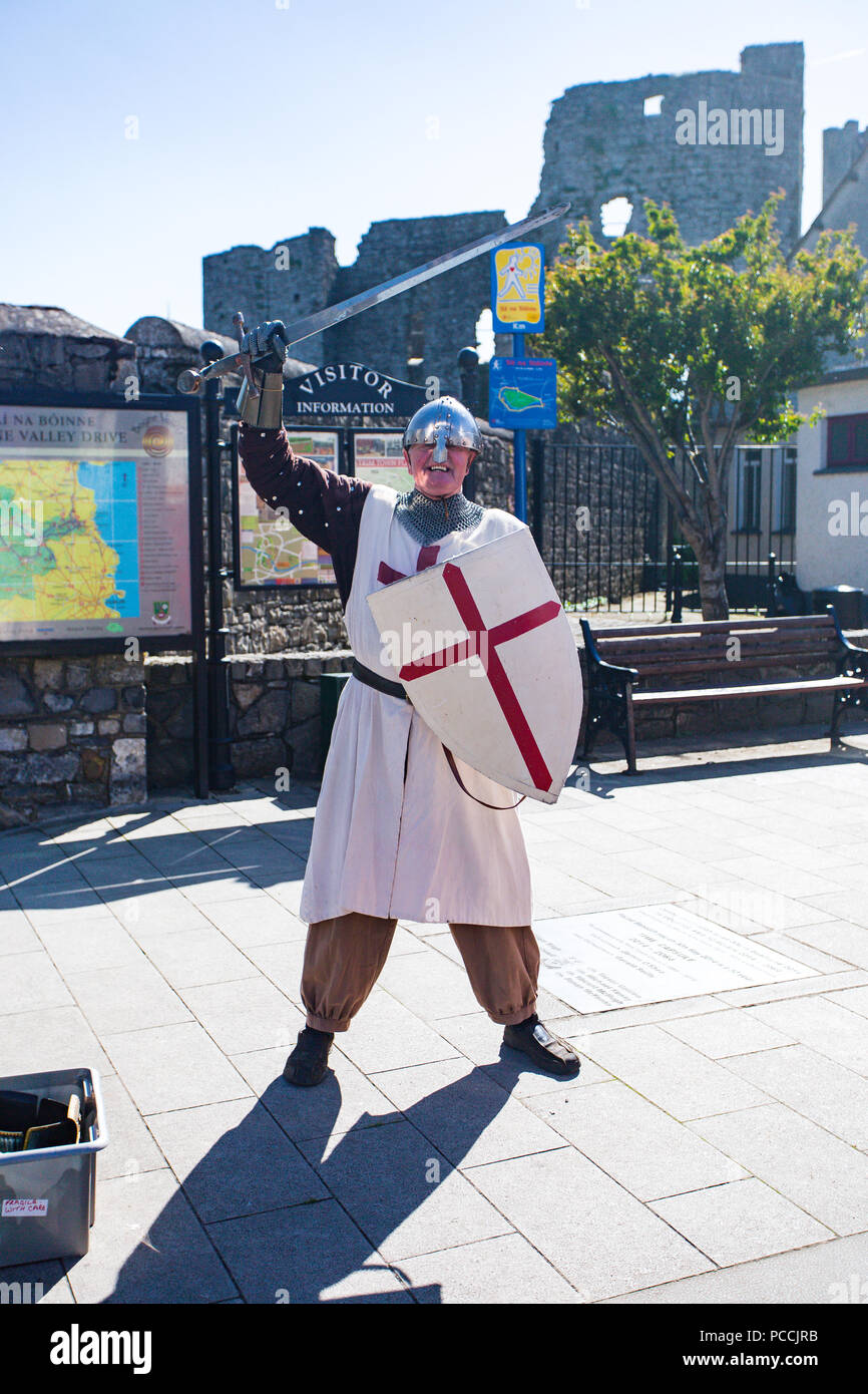 Mann verkleidet in Ritter Kostüm mit Schwert und Schild unterhaltsam Touristen am Trim Castle im County Meath, Irland Stockfoto