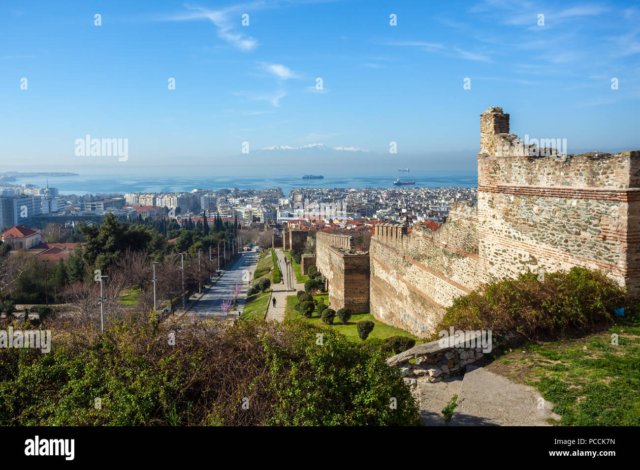 10.03.2018 Thessaloniki, Griechenland - Panoramablick von Thessaloniki und seine Byzantinische Mauerreste, zusammen mit den Thermaischen Golf und den Olymp in der Bac Stockfoto