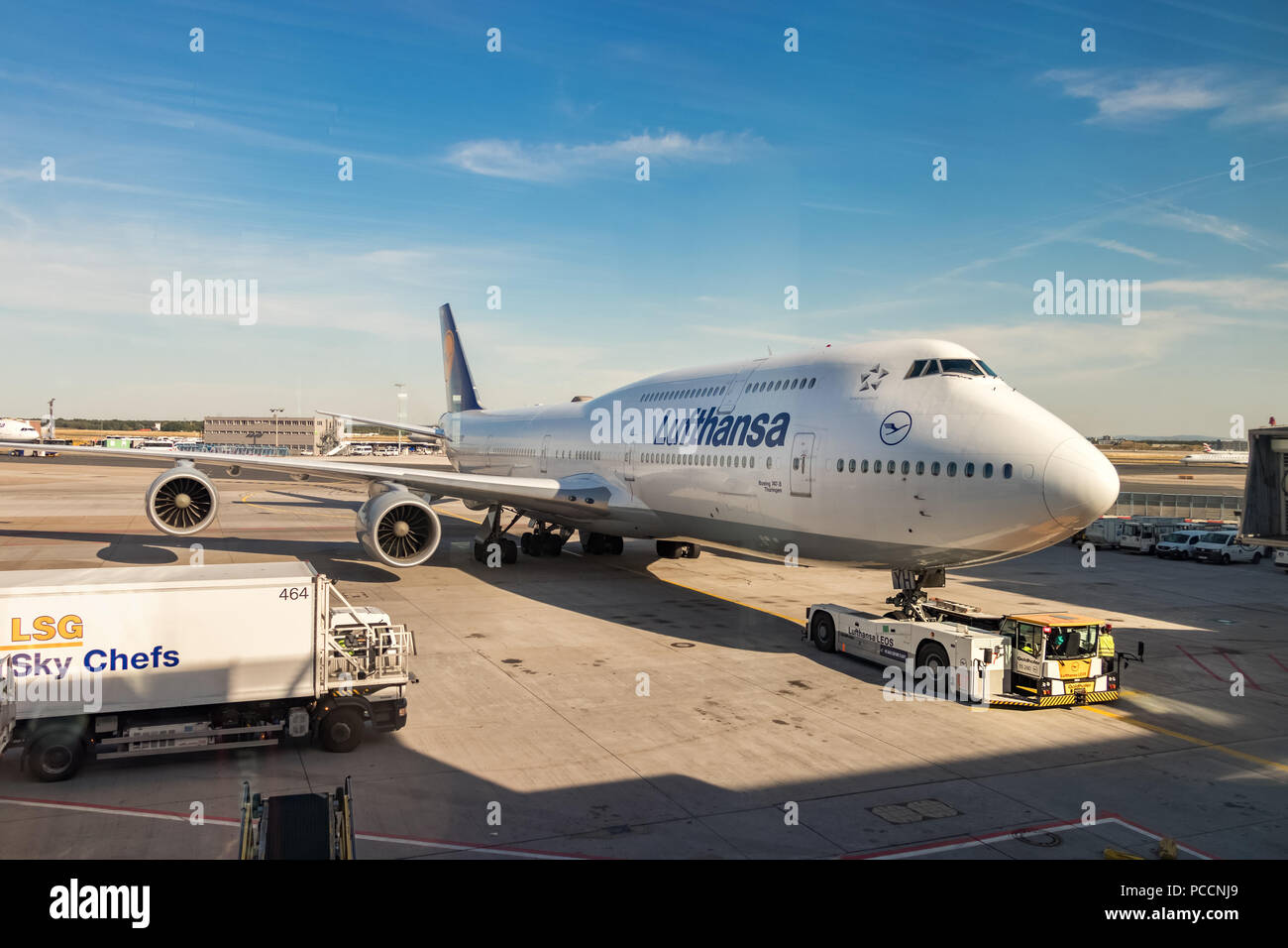 Frankfurt, Deutschland - Juli 3th, 2018: Ein Flugzeug der Traktor wieder drückt eine Boeing 747 der Lufthansa am Flughafen Frankfurt Main. Stockfoto