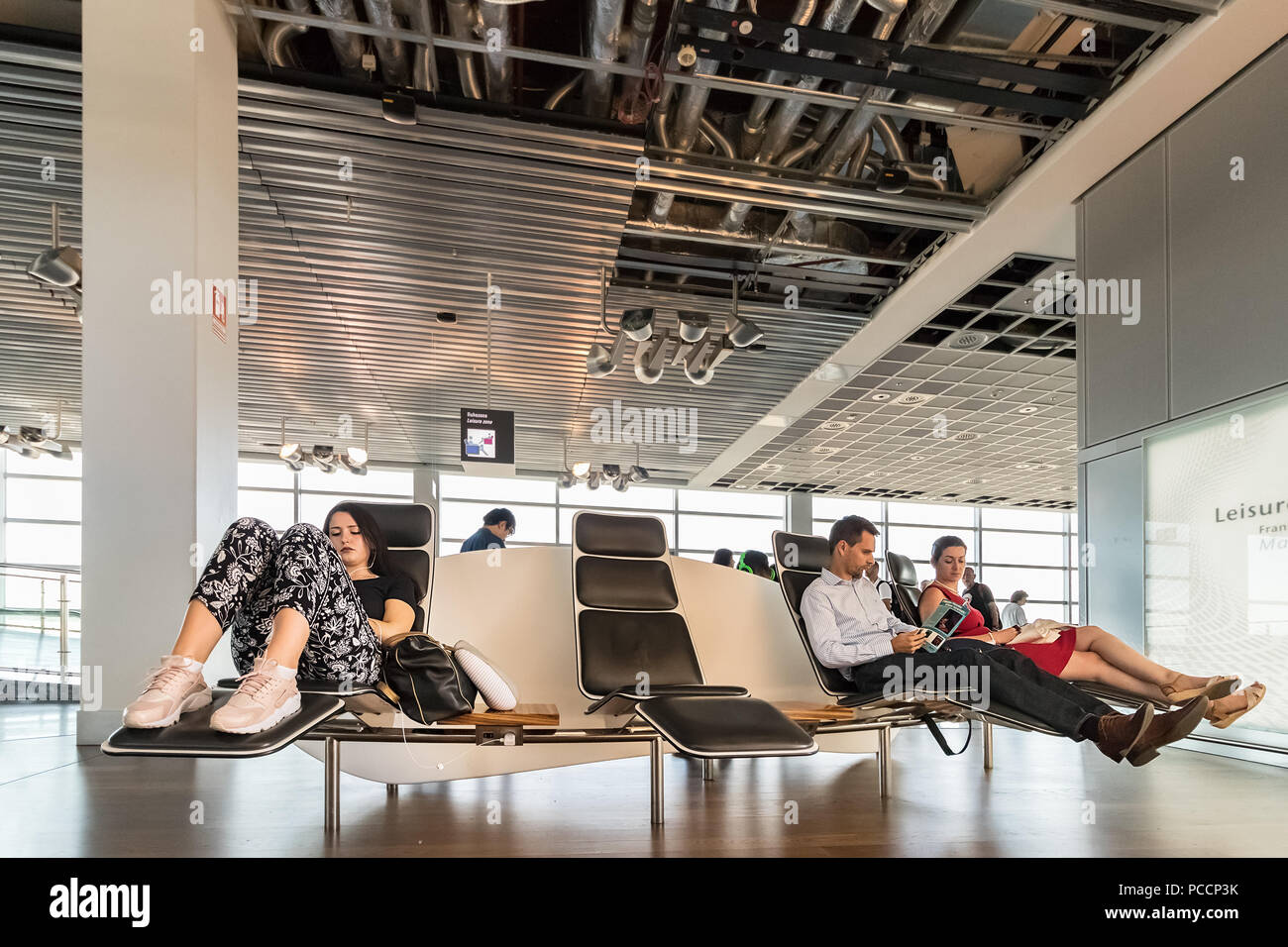 Frankfurt, Deutschland - Juli 3th, 2018: Passagiere ruht im Lehnstuhl sitzen in der Wartehalle am Flughafen Frankfurt Main. Stockfoto