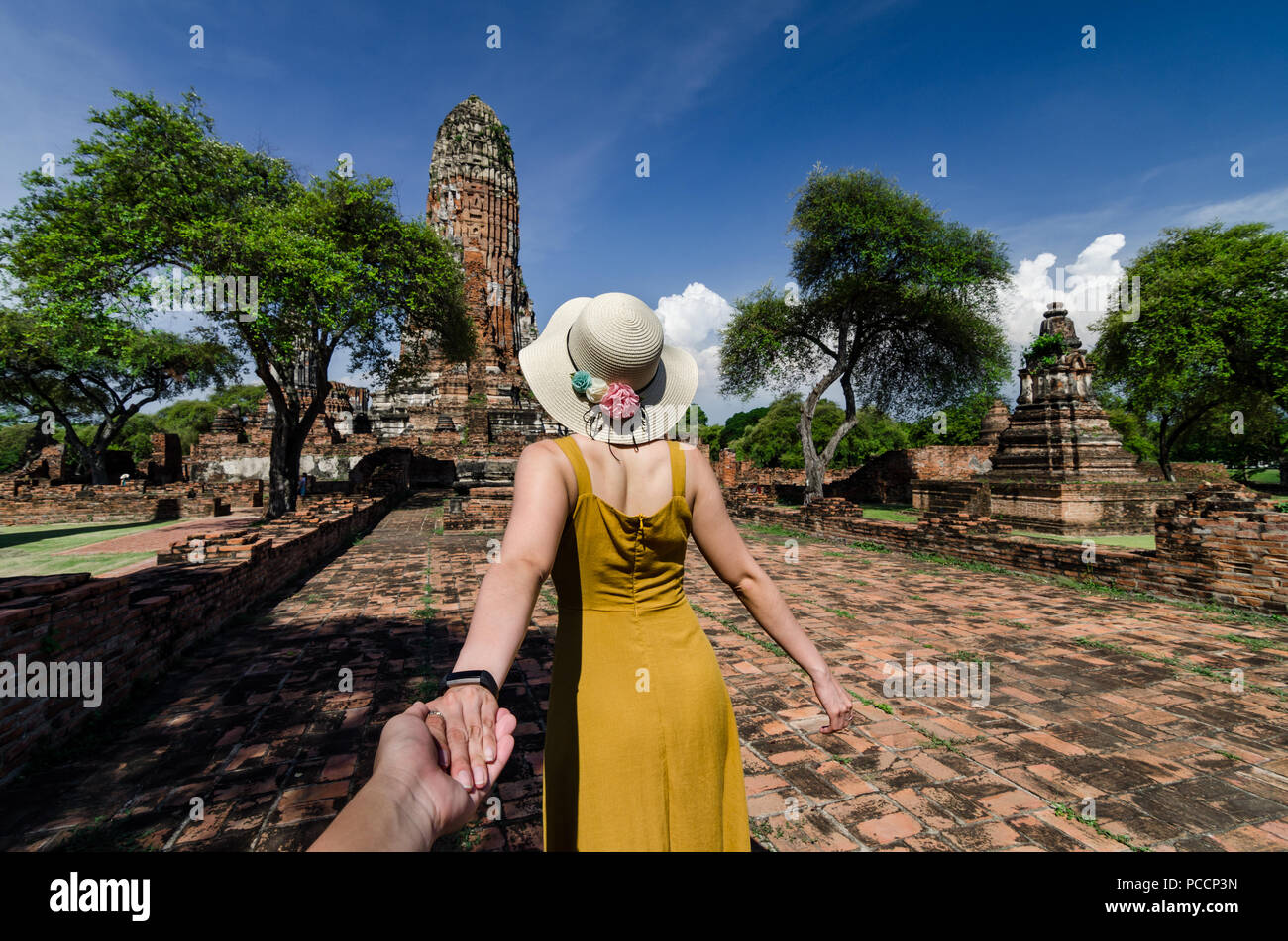 Porträt der schönen Asiatin führt Ihr Partner mit der Hand, um die berühmten Wat Phra Ram. Der Wat ist ein buddhistischer Tempel in Ayutthaya, Thailand. Stockfoto