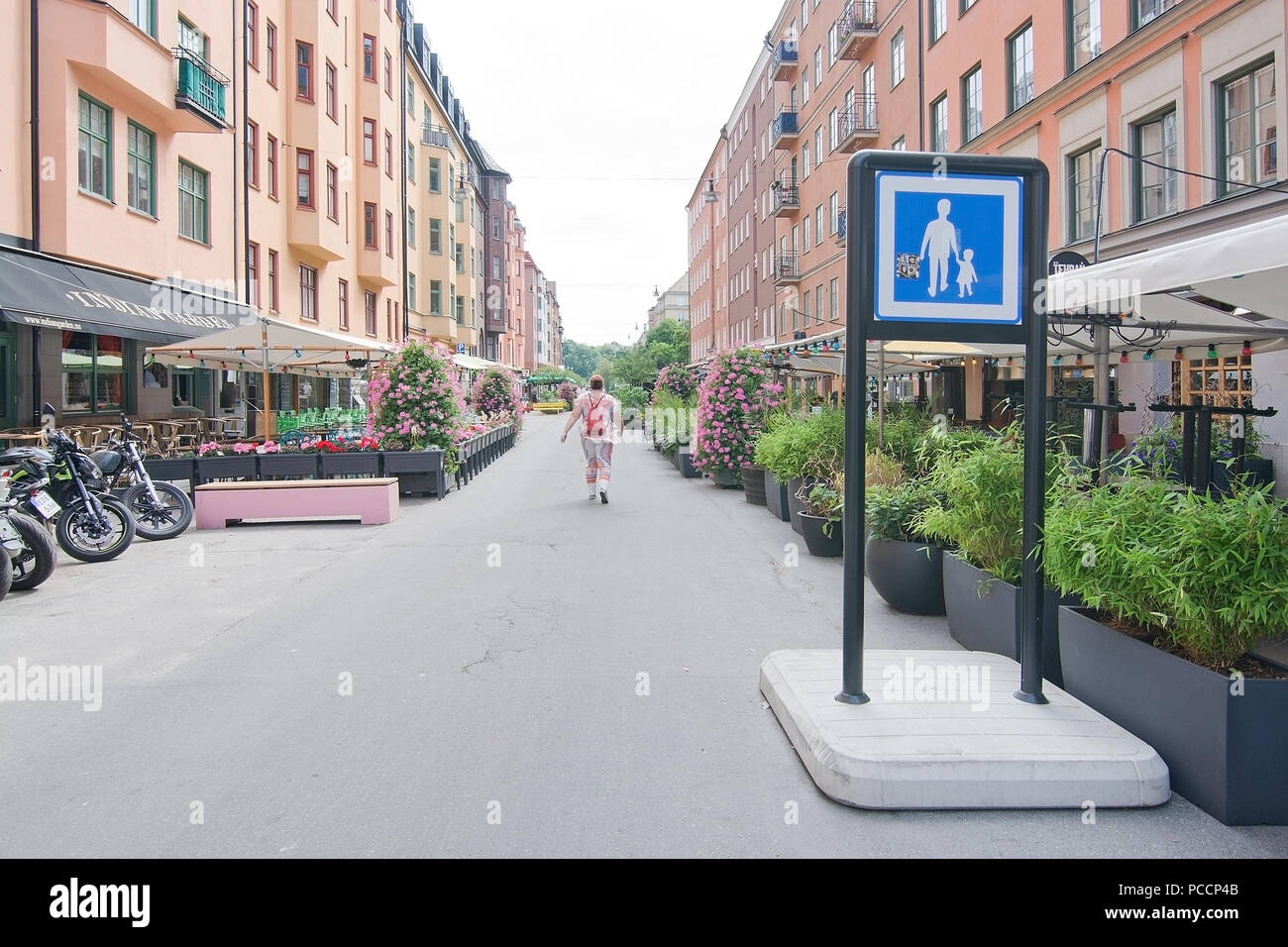STOCKHOLM, Schweden - 11. JULI 2018: Fußgängerzone mit Vorzeichen und Restaurants auf Rorstrandsgatan in Vasastan am 11. Juli 2018 in Stockholm, Schweden. Stockfoto