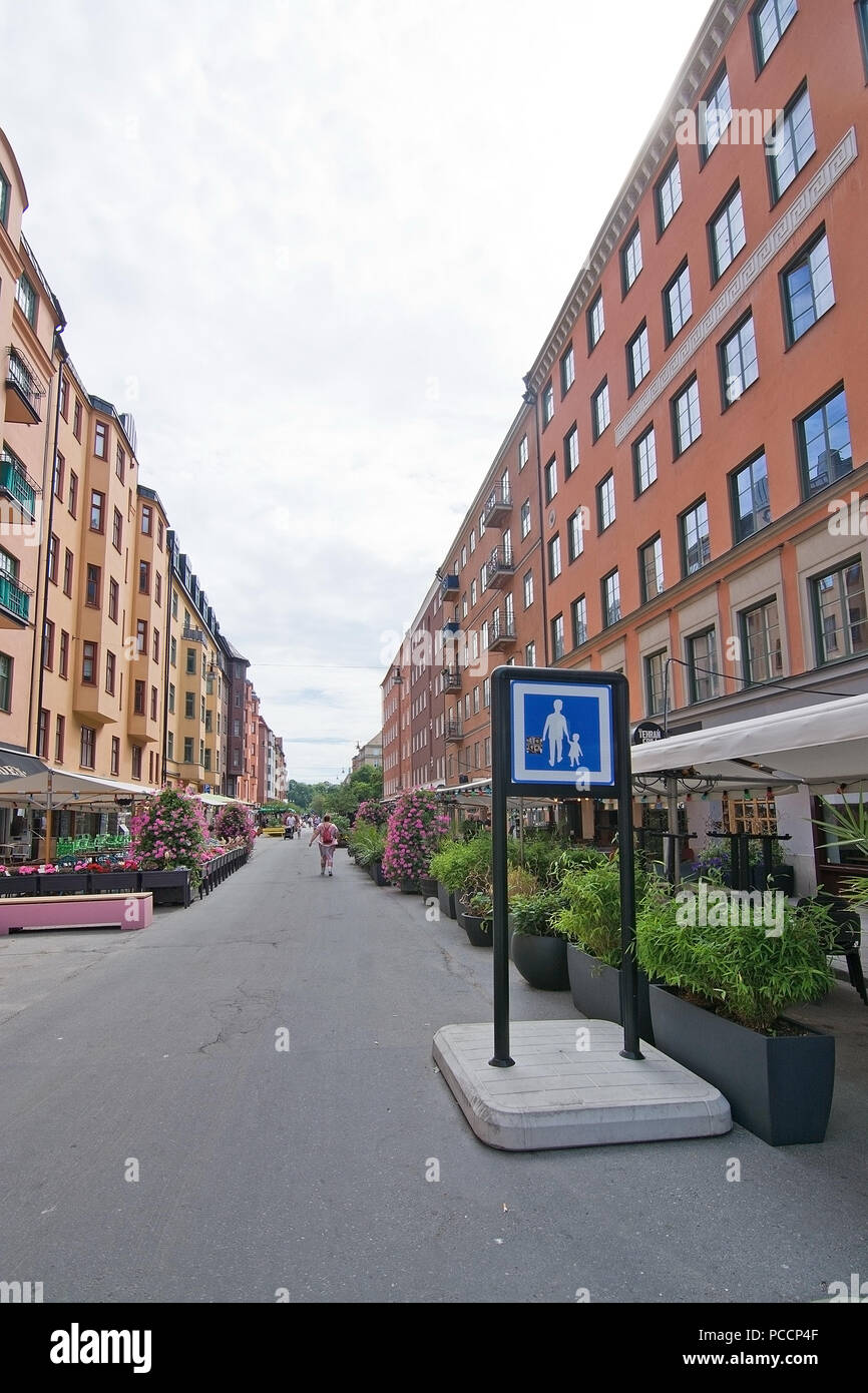 STOCKHOLM, Schweden - 11. JULI 2018: Fußgängerzone mit Vorzeichen und Restaurants auf Rorstrandsgatan in Vasastan am 11. Juli 2018 in Stockholm, Schweden. Stockfoto