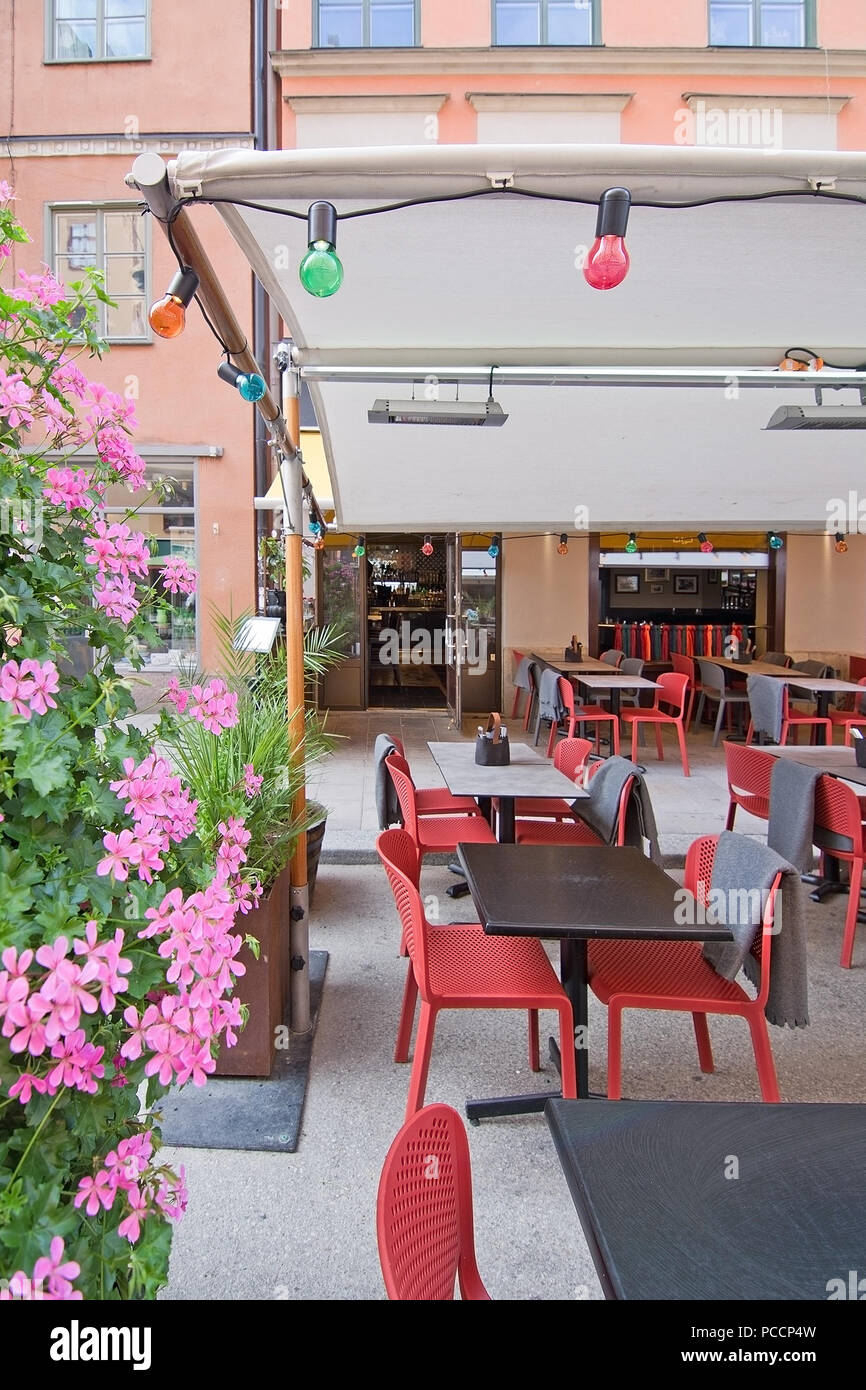 STOCKHOLM, Schweden - 11. JULI 2018: Fußgängerzone mit Restaurant Grill auf Rorstrandsgatan in Vasastan am 11. Juli 2018 in Stockholm, Schweden. Stockfoto