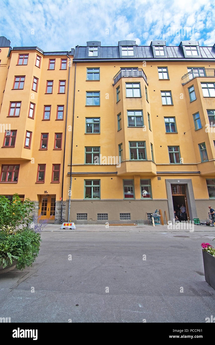 STOCKHOLM, Schweden - 11. JULI 2018: Vasastan typische jahrhundert alte Gebäude in Gelb reibeputz am 11. Juli 2018 in Stockholm, Schweden. Stockfoto