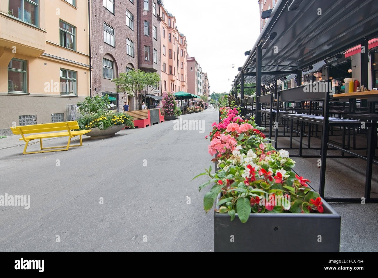 STOCKHOLM, Schweden - 11. JULI 2018: Fußgängerzone mit Blumentopf auf Rorstrandsgatan in Vasastan am 11. Juli 2018 in Stockholm, Schweden. Stockfoto