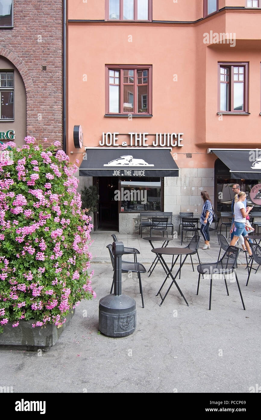STOCKHOLM, Schweden - 11. JULI 2018: Fußgängerzone mit Restaurant Joe & der Saft auf Rorstrandsgatan in Vasastan am 11. Juli 2018 in Stockholm, Swe Stockfoto