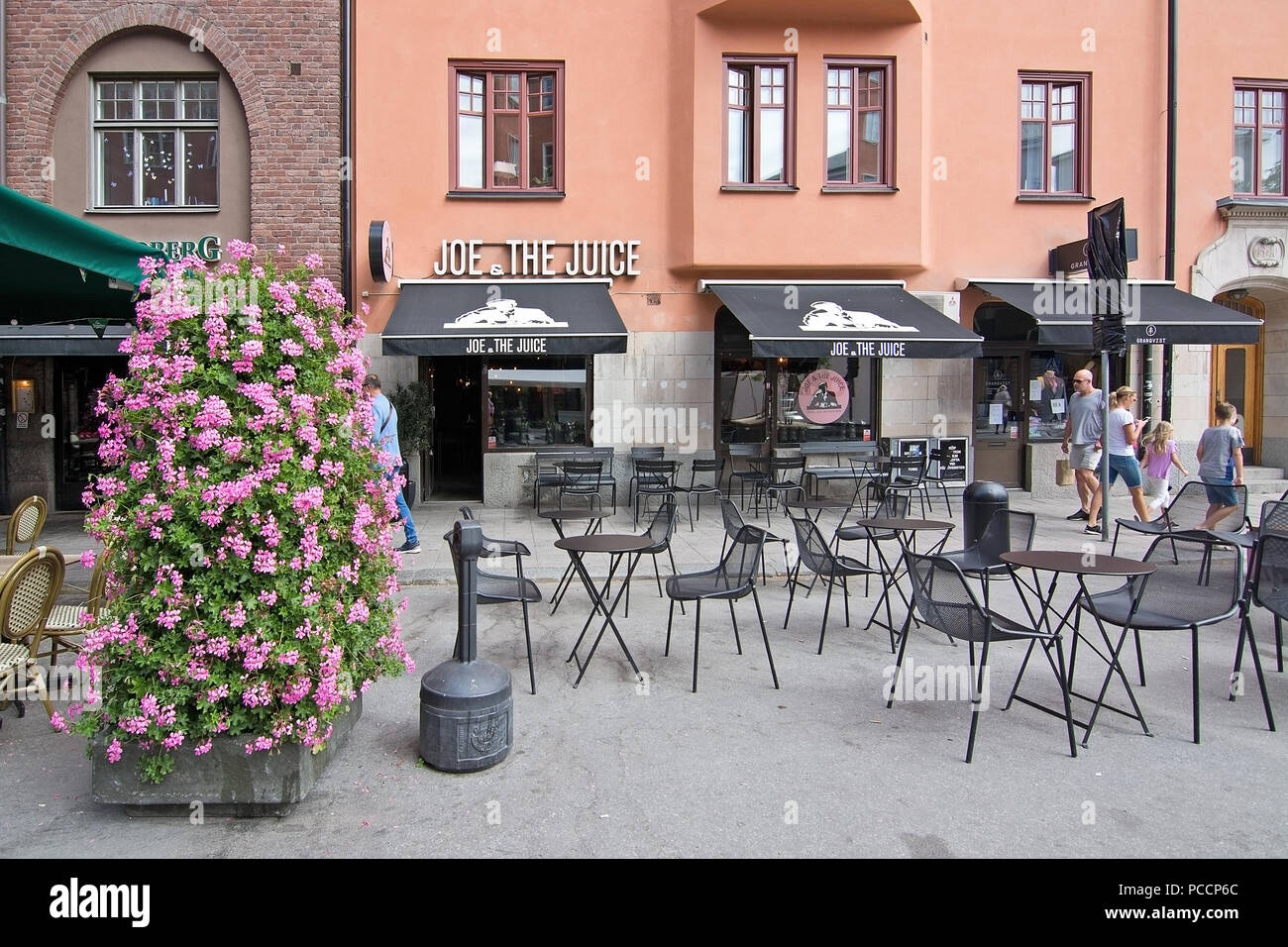 STOCKHOLM, Schweden - 11. JULI 2018: Fußgängerzone mit Restaurant Joe & der Saft auf Rorstrandsgatan in Vasastan am 11. Juli 2018 in Stockholm, Swe Stockfoto