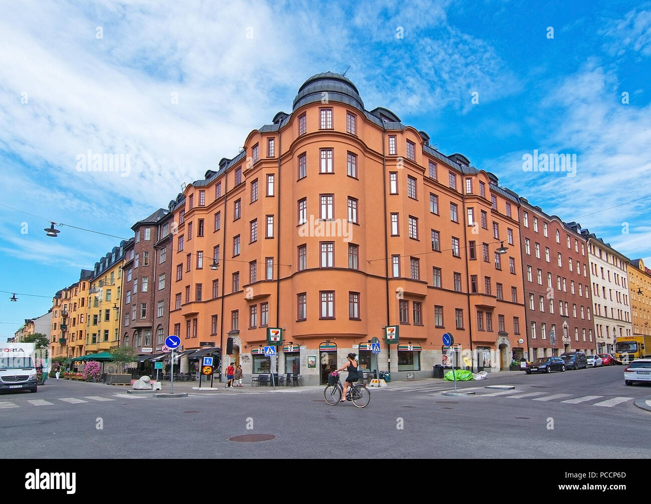 STOCKHOLM, Schweden - 11. JULI 2018: Vasastan typische jahrhundert alte Gebäude in Gelb reibeputz am 11. Juli 2018 in Stockholm, Schweden. Stockfoto