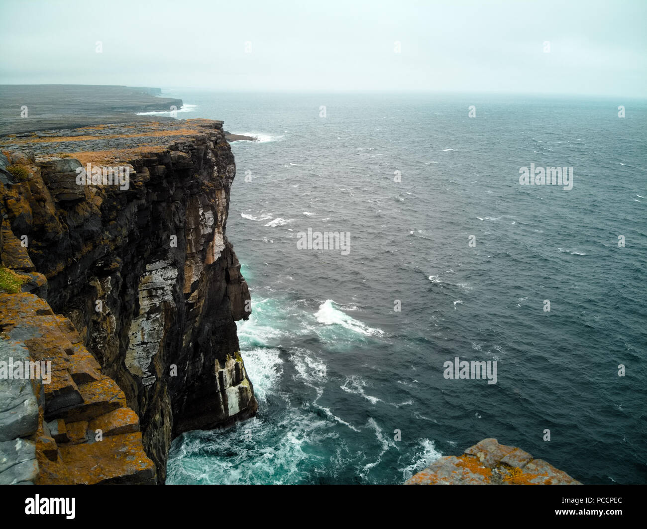 Aran Insel Inish mehr West Side Klippen in kalten regnerischen Wetter. Webarten schlagen der Rock wieder und wieder. Stockfoto