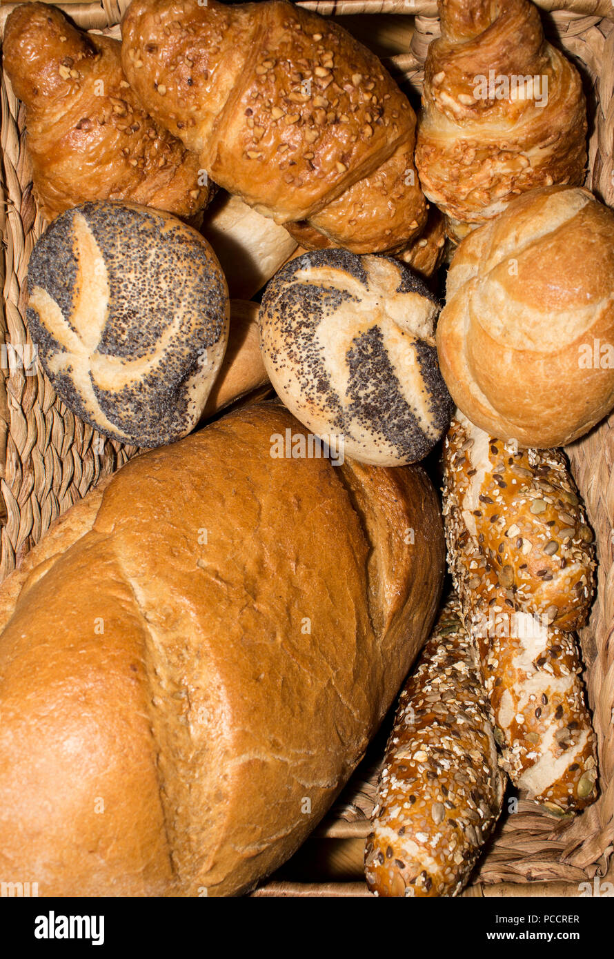 Viele Bäckerei Lebensmittel in einem Korb Stockfoto