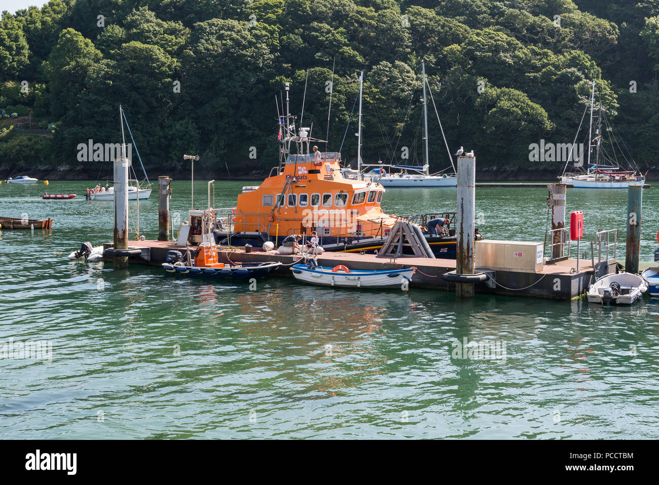 The Fowey RNLI Trent Klasse Rettungsboot, Maurice und Joyce Hardy in Fowey Harbour, Fowey, Cornwall, England, Großbritannien günstig Stockfoto