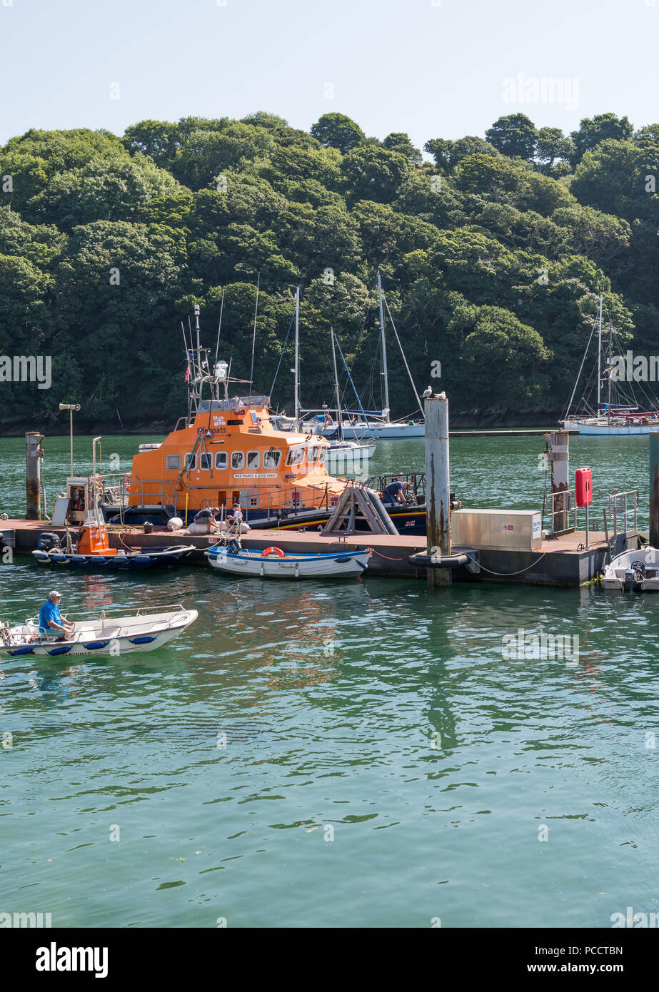 The Fowey RNLI Trent Klasse Rettungsboot, Maurice und Joyce Hardy in Fowey Harbour, Fowey, Cornwall, England, Großbritannien günstig Stockfoto