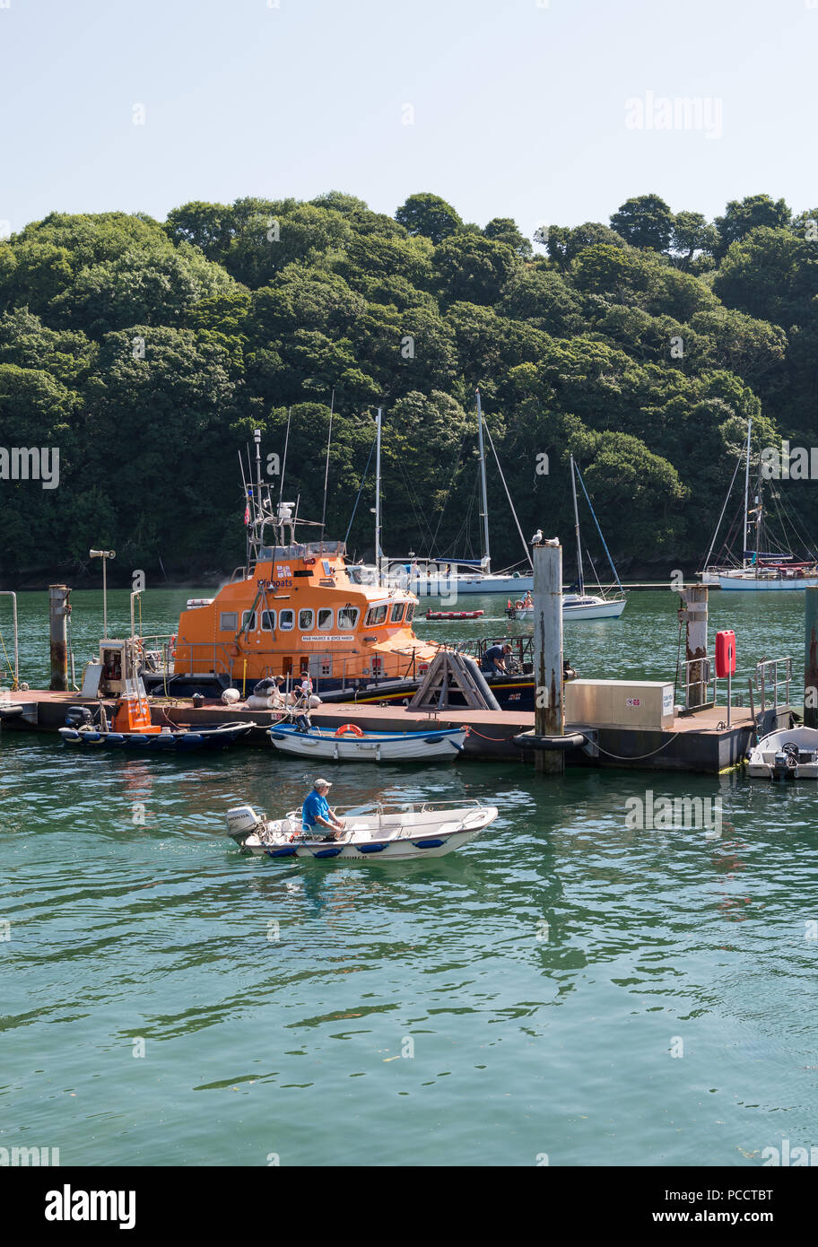The Fowey RNLI Trent Klasse Rettungsboot, Maurice und Joyce Hardy in Fowey Harbour, Fowey, Cornwall, England, Großbritannien günstig Stockfoto