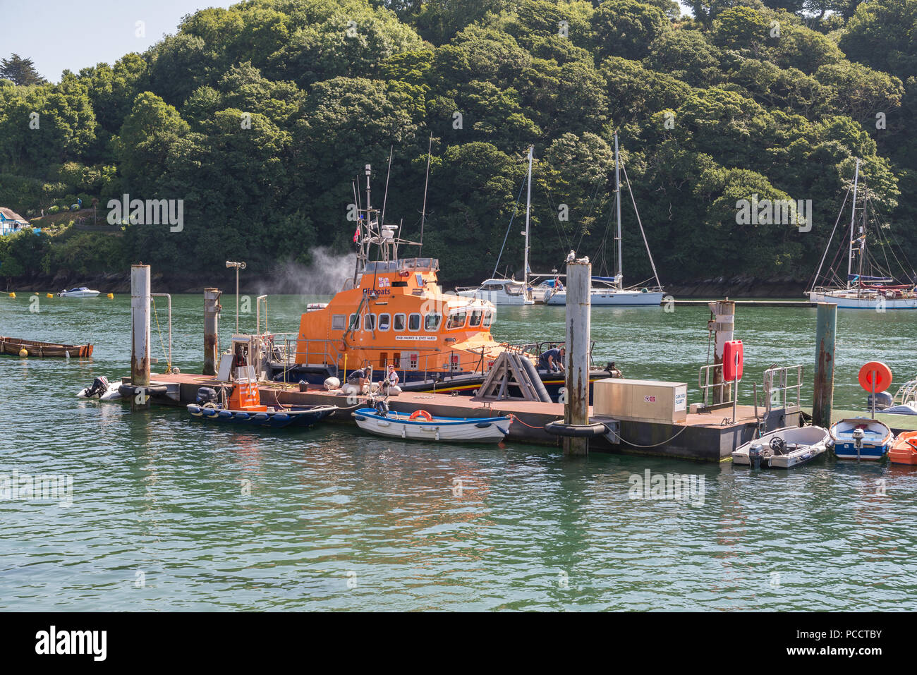 The Fowey RNLI Trent Klasse Rettungsboot, Maurice und Joyce Hardy in Fowey Harbour, Fowey, Cornwall, England, Großbritannien günstig Stockfoto