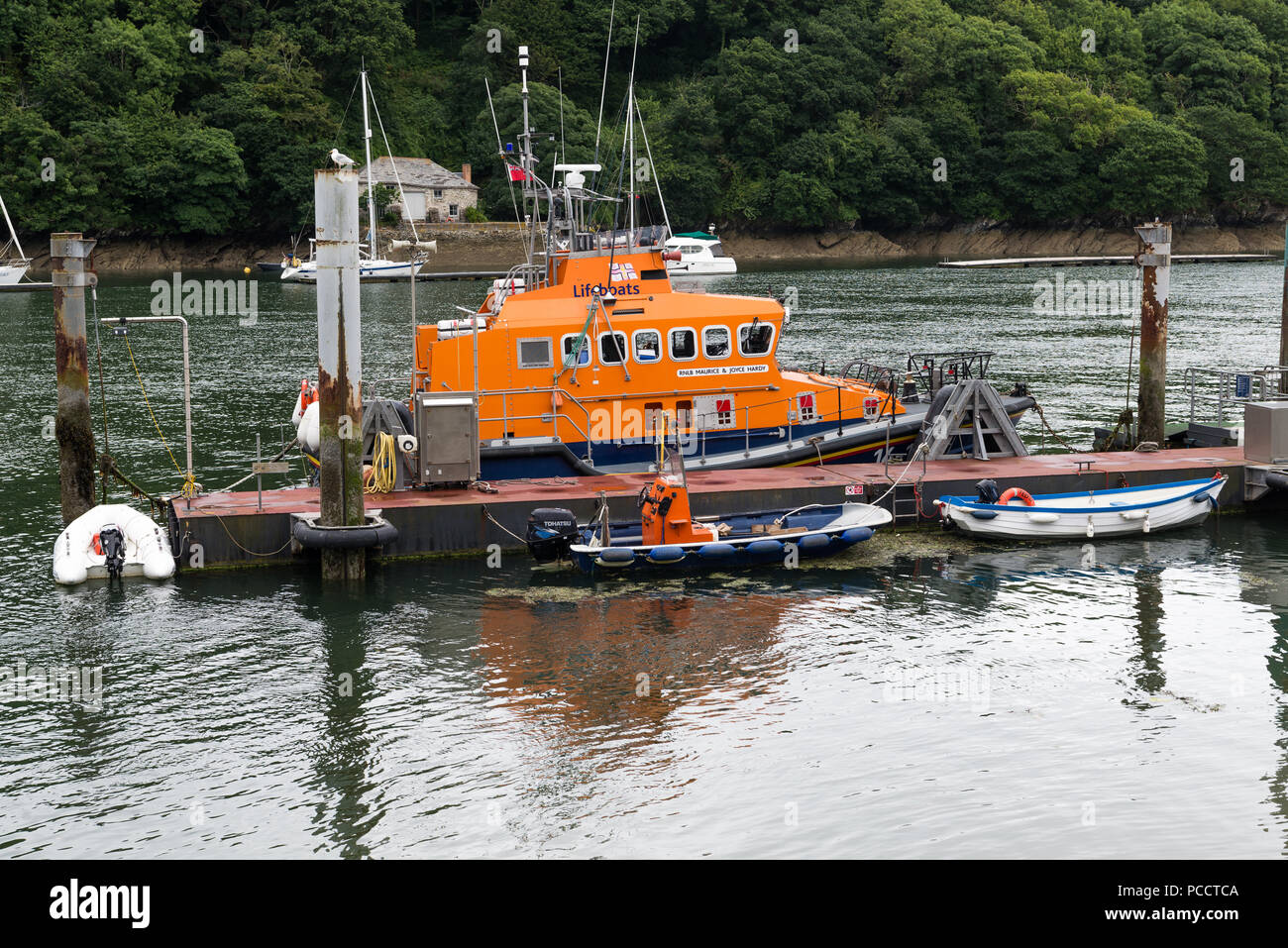 The Fowey RNLI Trent Klasse Rettungsboot, Maurice und Joyce Hardy in Fowey Harbour, Fowey, Cornwall, England, Großbritannien günstig Stockfoto