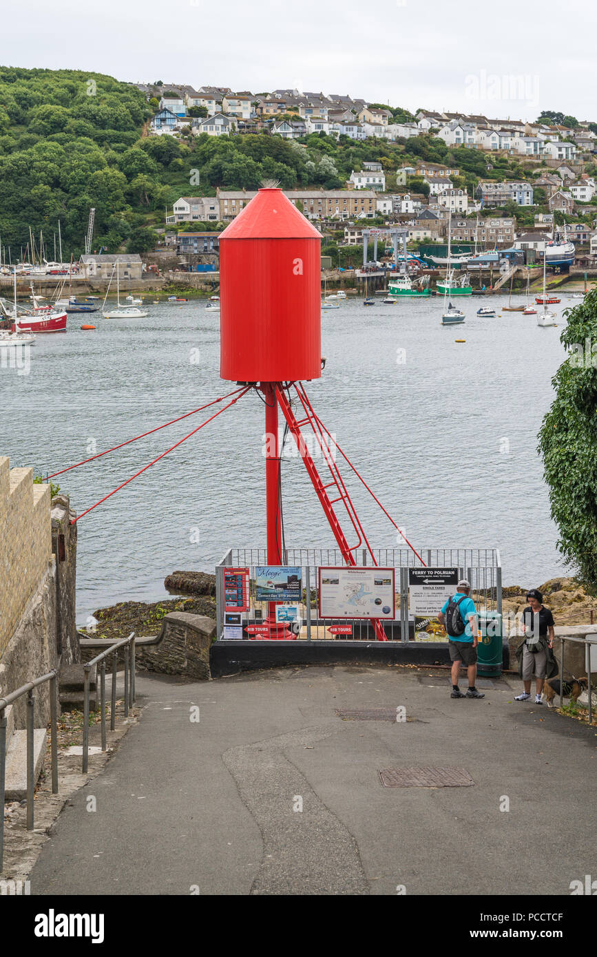 Rote Markierung an der Küste Whitehouse Pier, Fowey Harbour, Fowey, Cornwall, England, Großbritannien Stockfoto