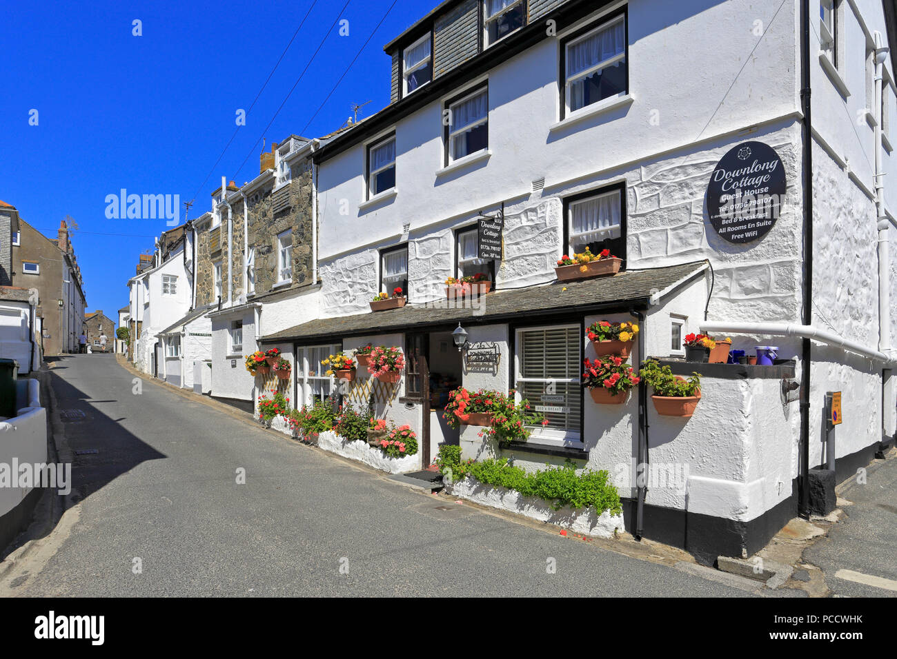 Weiß getünchtes B&B's in einer schönen Straße in St. Ives, Cornwall, England, Großbritannien. Stockfoto