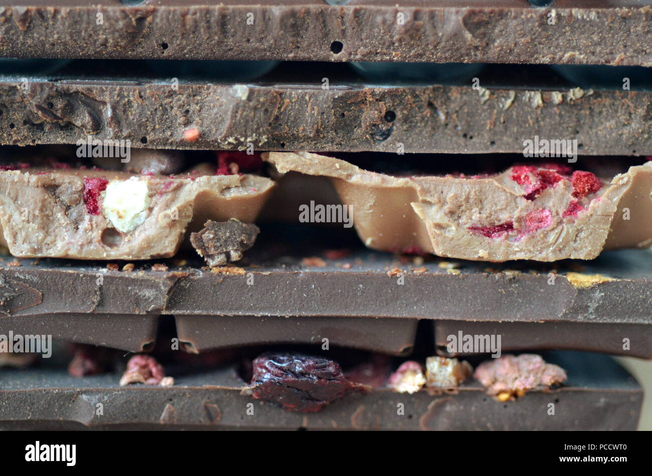 Ein Geschenk Pack von artisan handgemachte Schokolade. Bars Schokolade mit getrockneten Früchten auf dunklem Hintergrund, der Nähe zu sehen. Stockfoto