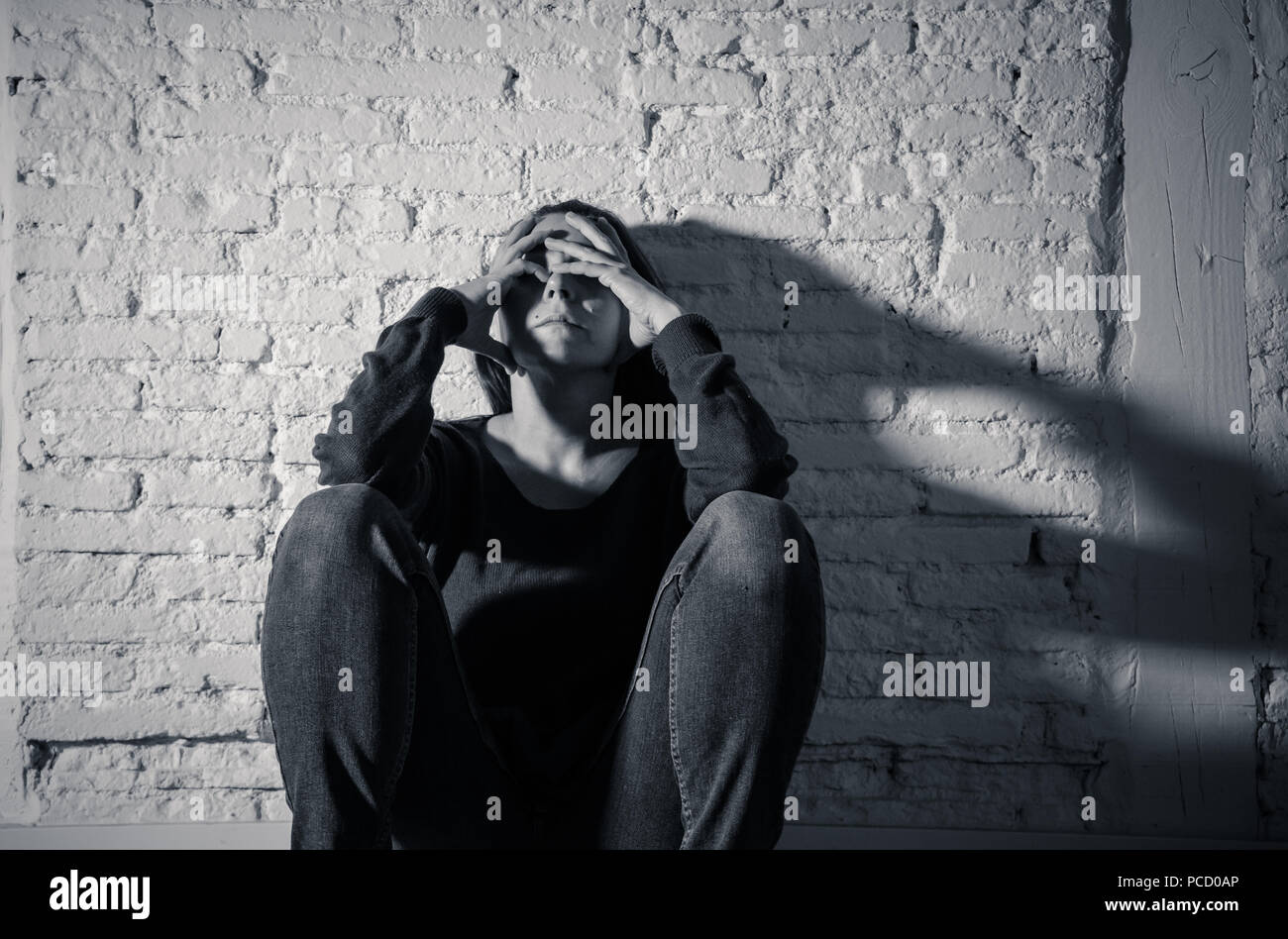 Junge verwüstet gedrückt Frau weinen traurige Gefühl verletzt leiden Depressionen in Trauer Emotion in Schmerz und Verzweiflung Ausdruck. Einsamkeit, drücken Sie Stockfoto