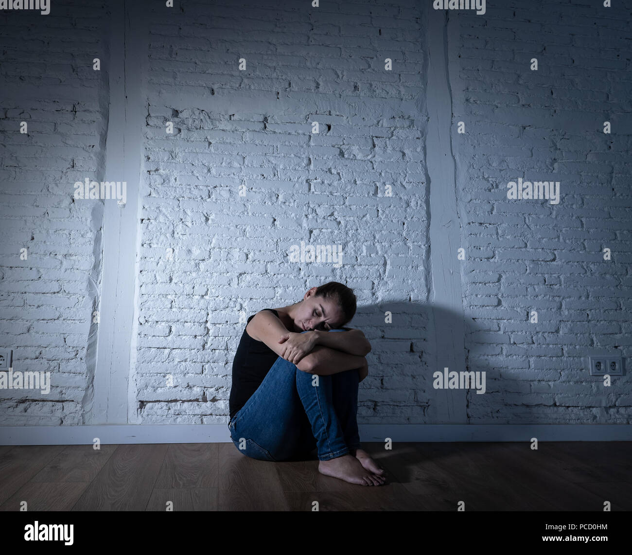 Junge verwüstet gedrückt Frau weinen traurige Gefühl verletzt leiden Depressionen in Trauer Emotion in Schmerz und Verzweiflung Ausdruck. Einsamkeit, drücken Sie Stockfoto