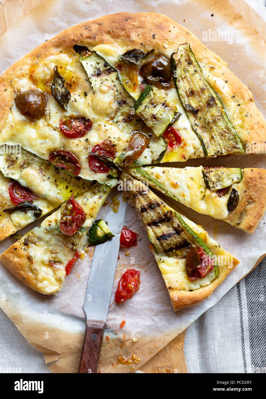 Pizza mit Zucchini und Käse Stockfoto