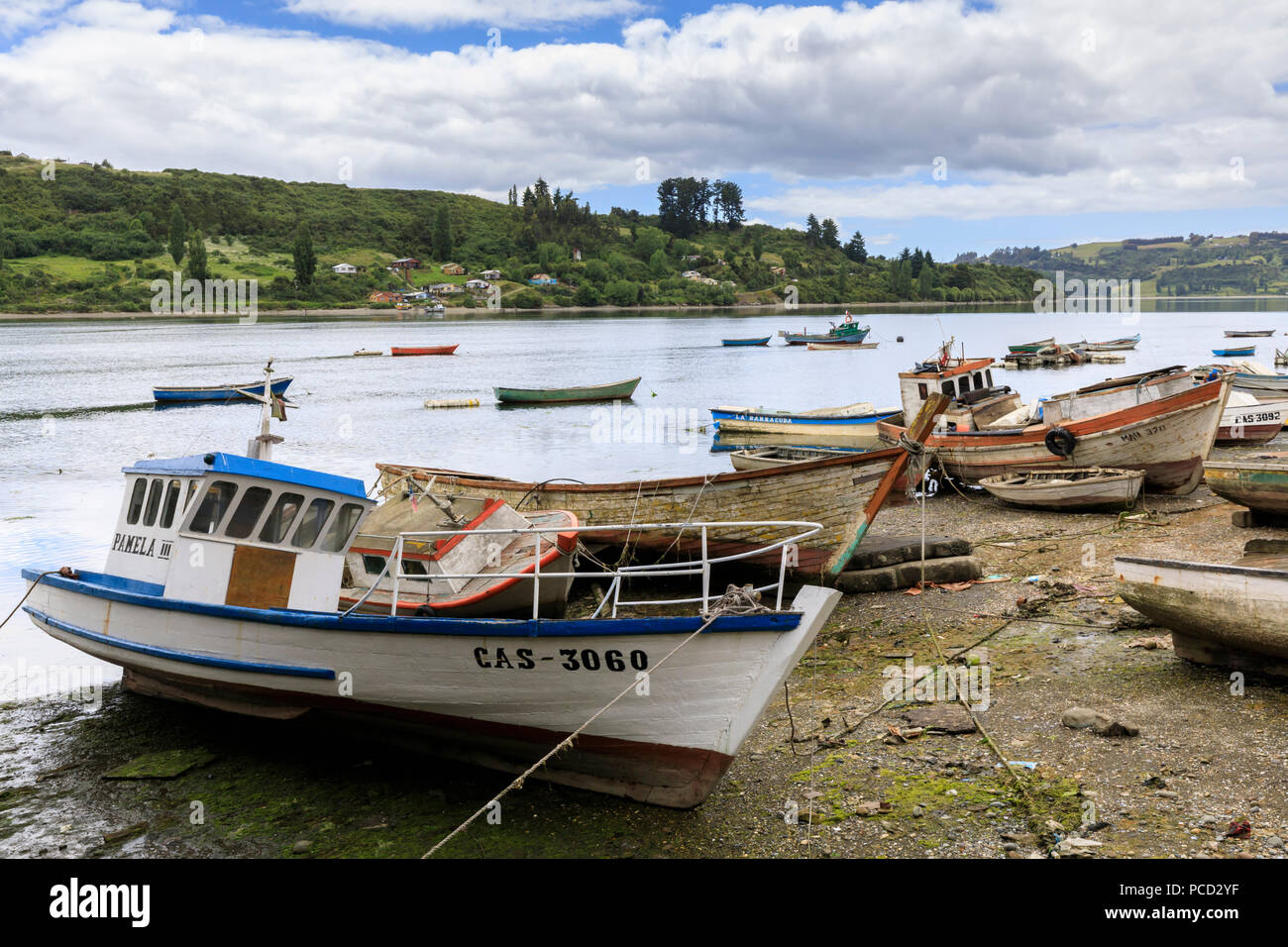 Geschützte Flussmündung mit Booten, Chiloe, Castro, Isla Grande de Chiloe, Chile, Südamerika Stockfoto
