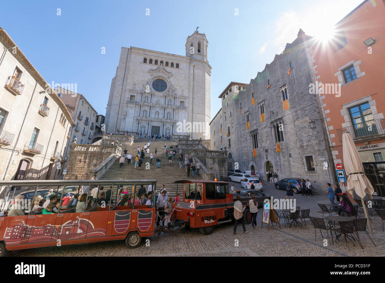 City Tour Zug vor der Kathedrale, Girona, Katalonien, Spanien, Europa Stockfoto