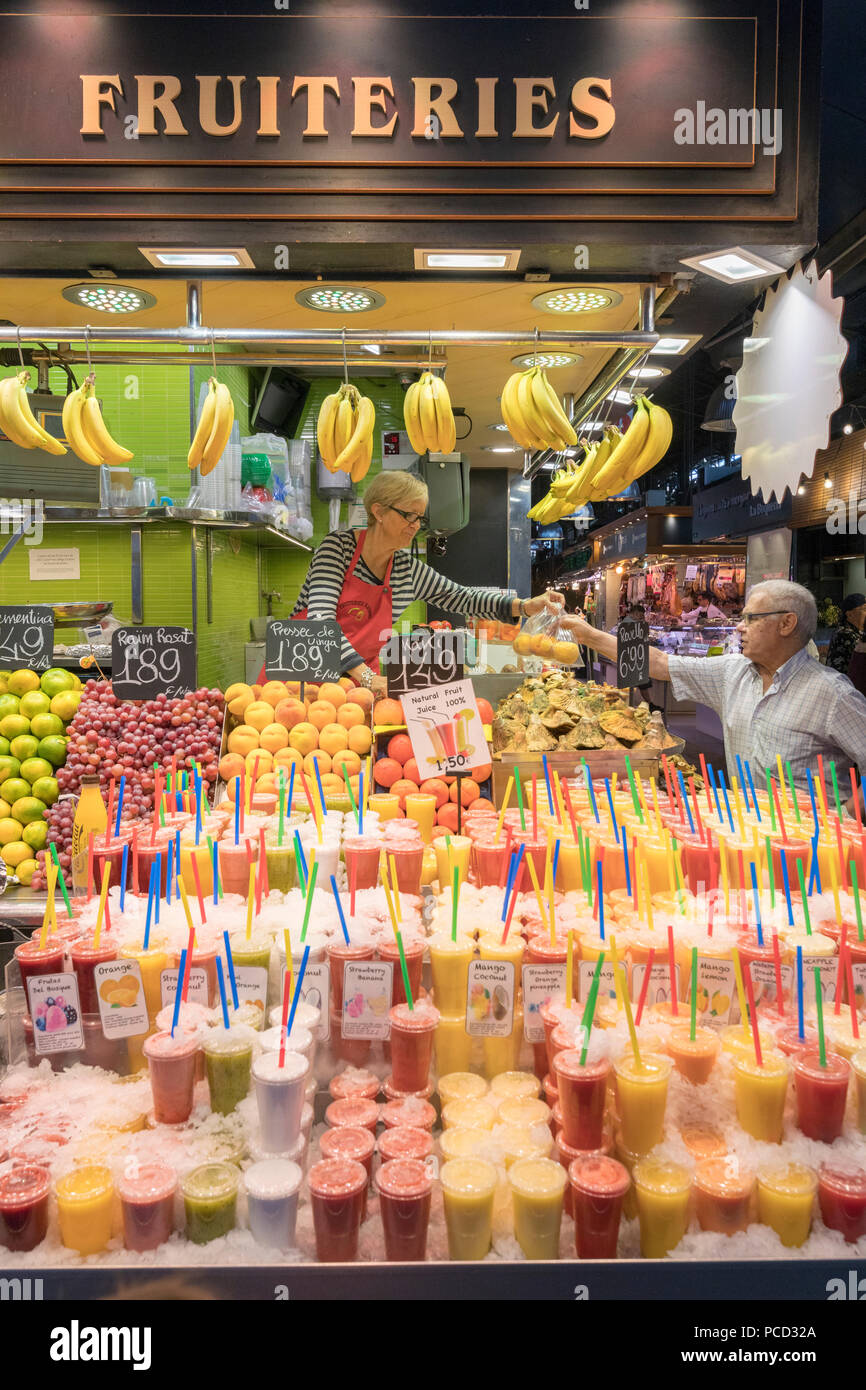 Frisches Obst und Säfte, La Boqueria Markt, Ciudad Vieja, Barcelona, Katalonien, Spanien, Europa Stockfoto