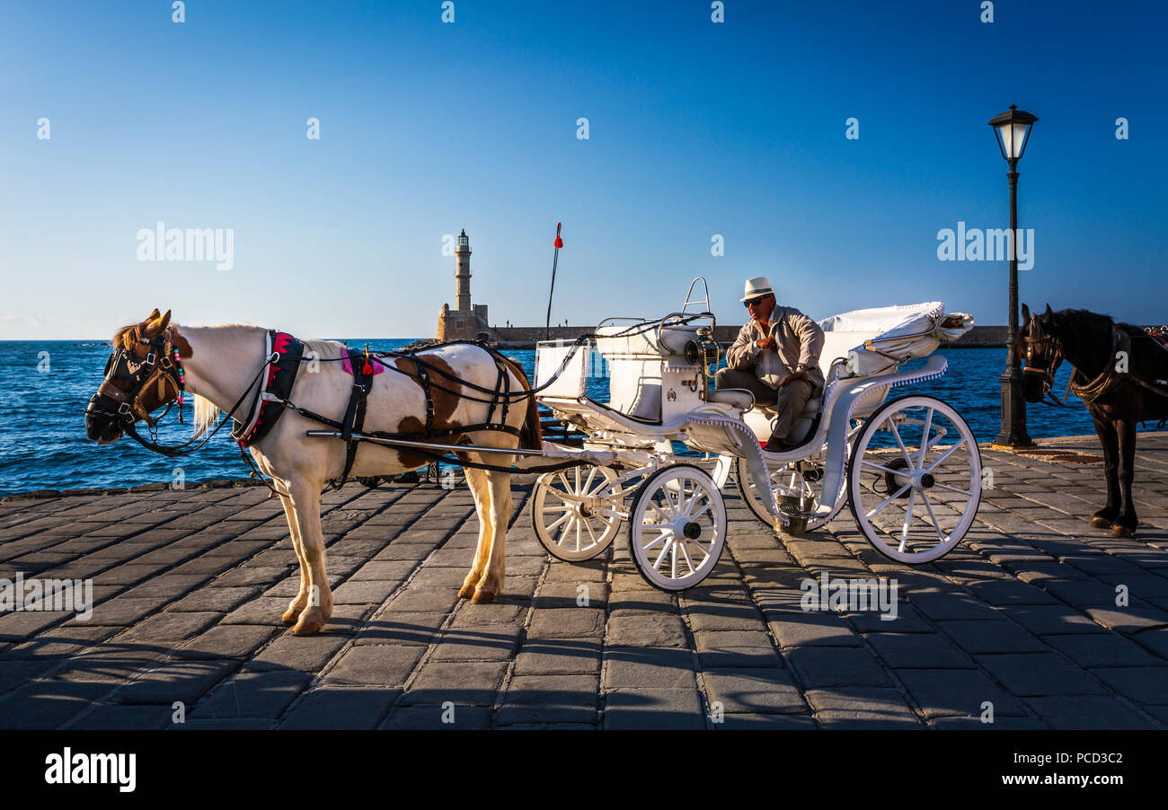 Ein Pferd und Wagen für Stadtrundfahrten, bei der Venezianischen Epoche Hafen am Mittelmeer Hafen von Chania (Canea), Kreta, griechische Inseln, Griechenland, Europa Stockfoto