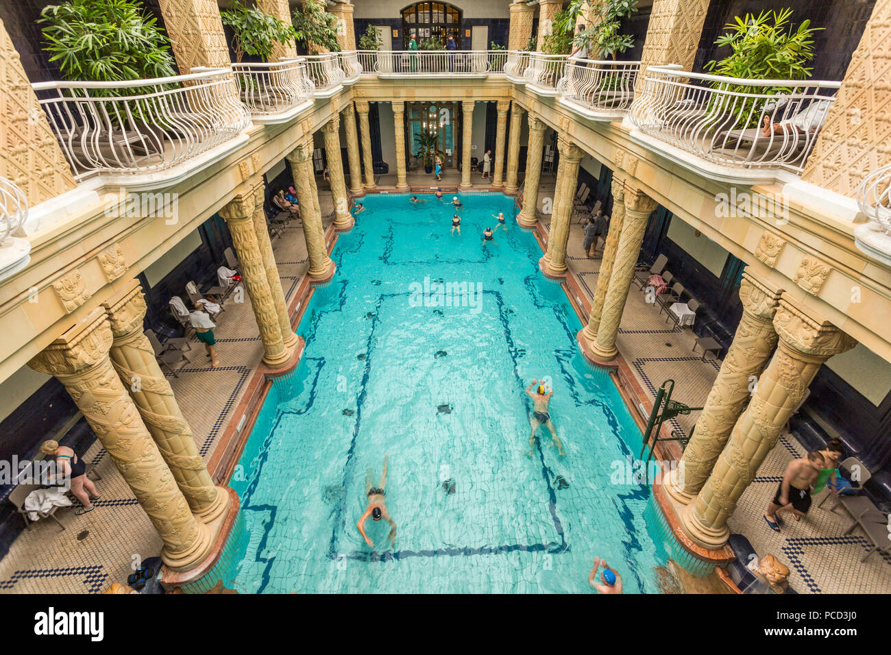 Die Menschen Baden im Thermalbad Gellert, Budapest, Ungarn, Europa Stockfoto