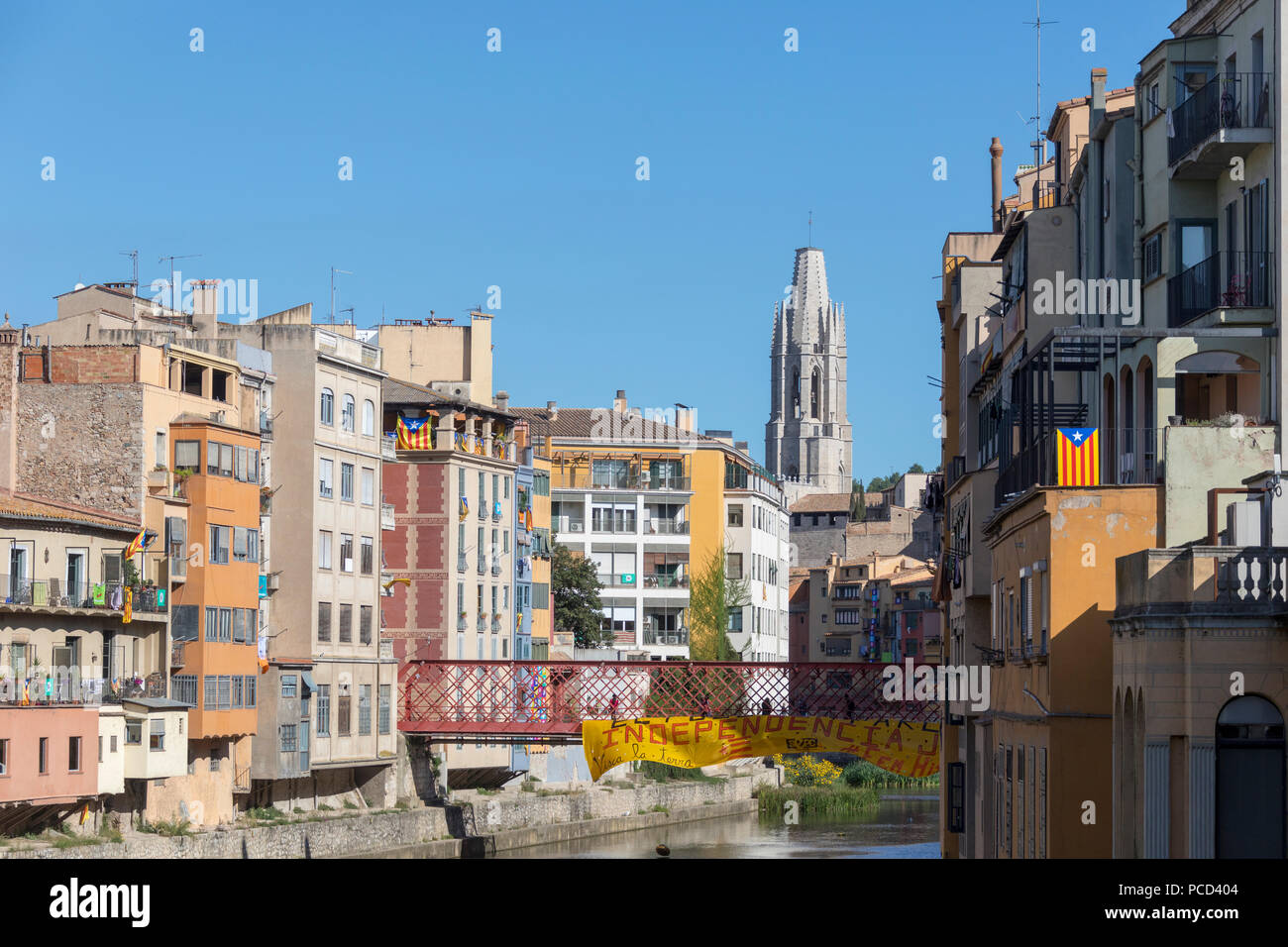 Eiffel Brücke mit Basilika von Sant Feliu im Hintergrund, Girona, Katalonien, Spanien, Europa Stockfoto