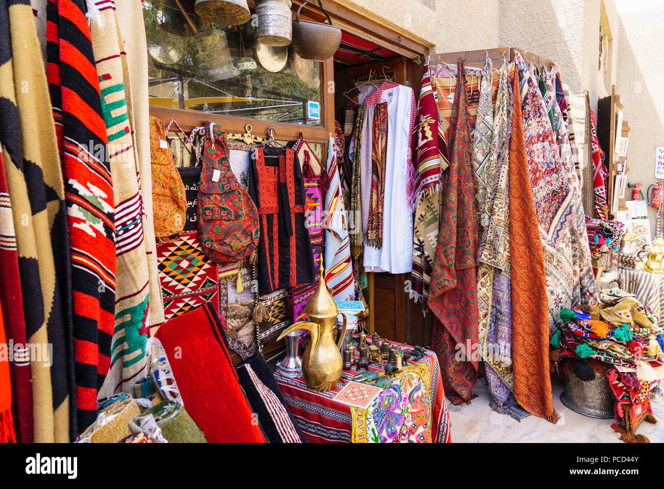 Farbenfrohe Teppiche und Teppichböden für den Verkauf in Al Fahidi historisches Viertel, Bur Dubai, Dubai, Vereinigte Arabische Emirate, Naher Osten Stockfoto
