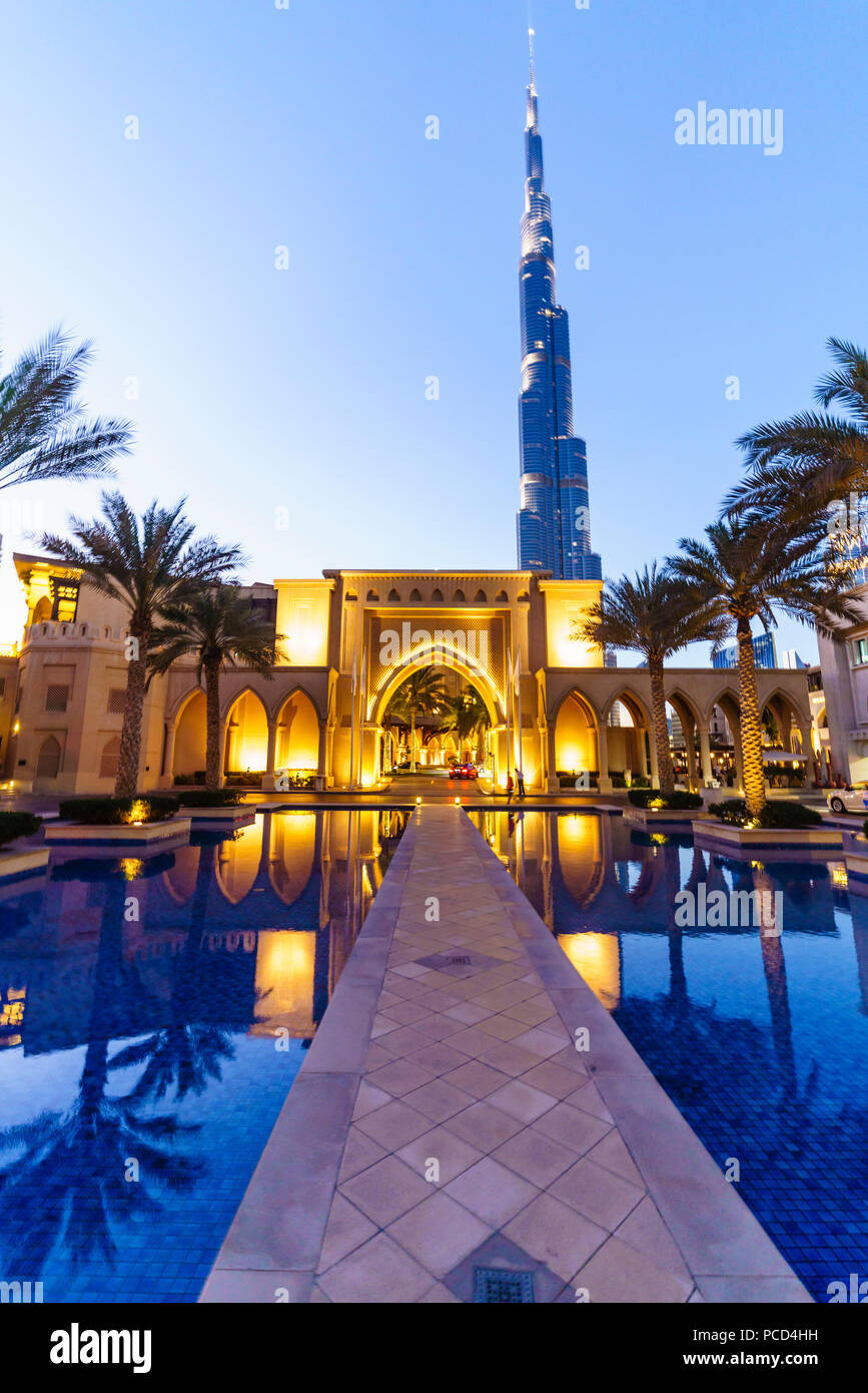 Burj Khalifa und Palace Hotel in der Dämmerung, Downtown, Dubai, Vereinigte Arabische Emirate, Naher Osten Stockfoto