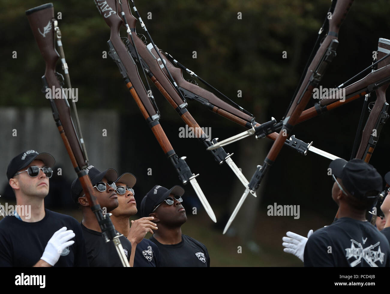 Die United States Air Force Ehrengarde Drill Team während der Generalprobe für die Royal Military Tattoo in Edinburgh Redford Barracks, Edinburgh. Stockfoto