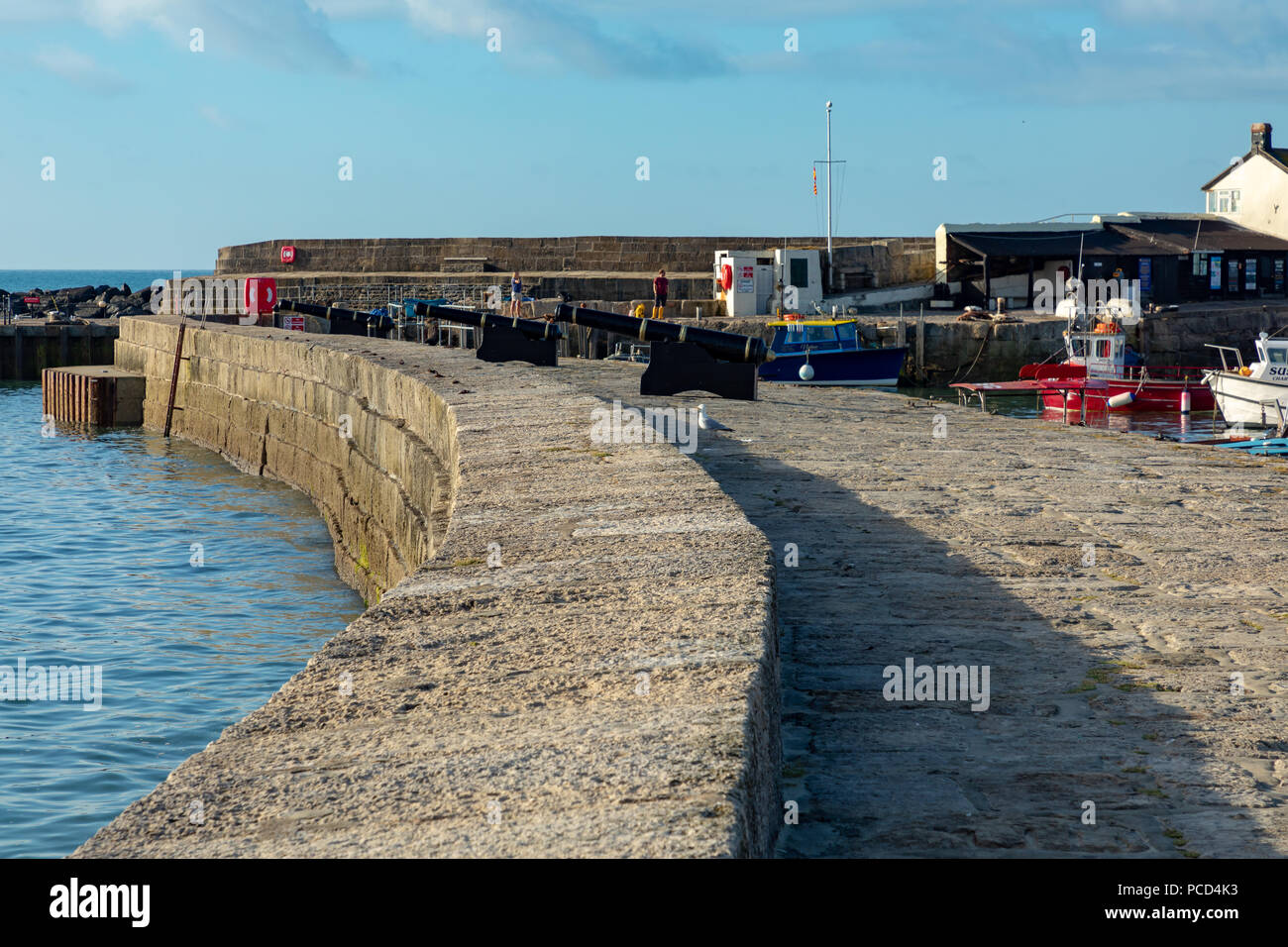 Lyme Regis, Dorset England August 01, 2018 Kanonen auf der Nordwand des Hafen Stockfoto