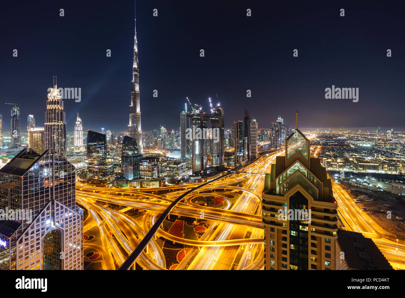 Skyline von Dubai und der Sheikh Zayed Road Interchange bei Nacht, Dubai, Vereinigte Arabische Emirate, Naher Osten Stockfoto