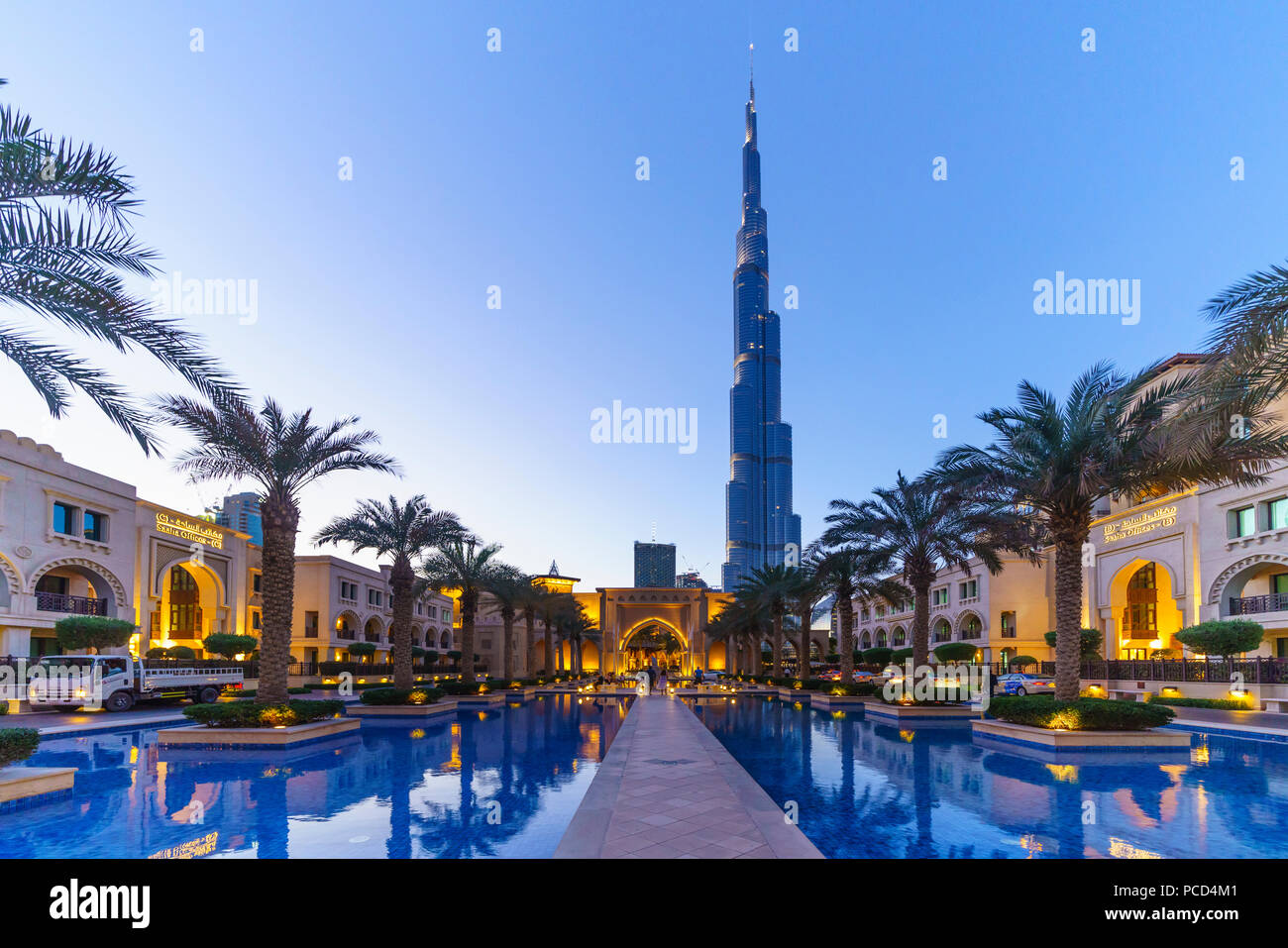 Burj Khalifa und Palace Hotel in der Dämmerung, Downtown, Dubai, Vereinigte Arabische Emirate, Naher Osten Stockfoto