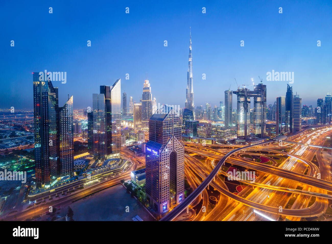 Skyline von Dubai mit Burj Khalifa und der Sheikh Zayed Road, Dubai, Vereinigte Arabische Emirate, Naher Osten Stockfoto