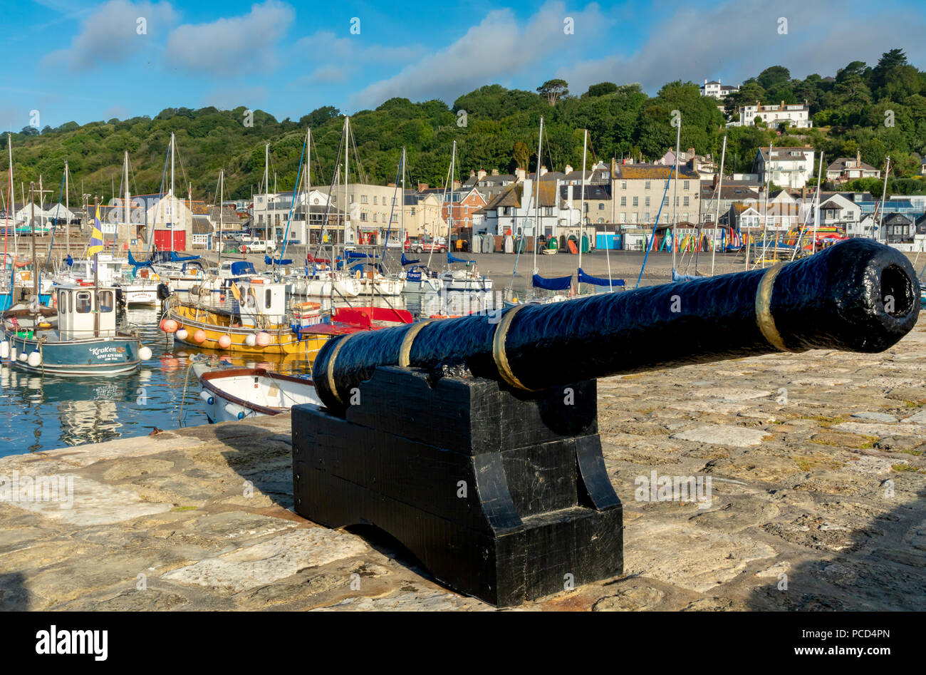 Lyme Regis, Dorset England August 01, 2018 alte Kanone auf der Nordwand der Hafen Stockfoto
