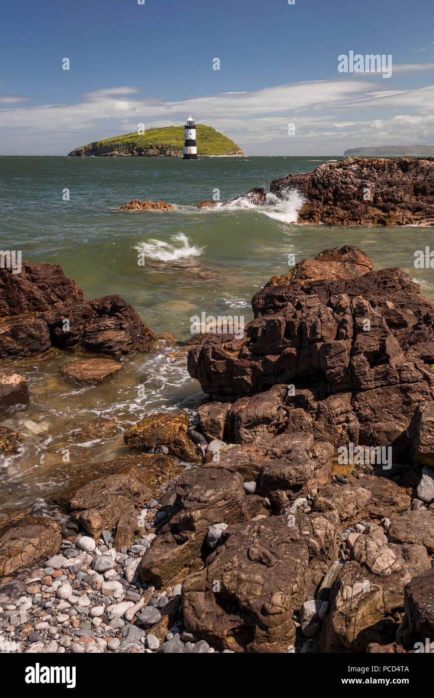 Leuchtturm am Penmon Punkt, Anglesey, Nordwales mit Puffin Insel im Hintergrund Stockfoto