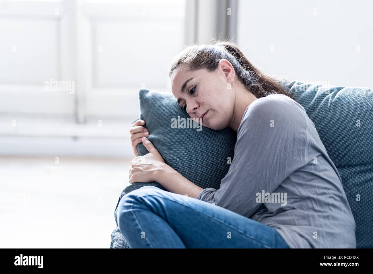 Junge attraktive Latin Frau zu Hause Wohnzimmer Couch liegend traurig müde und Sorgen leiden Depressionen in der psychischen Gesundheit, Probleme und gebrochen Stockfoto