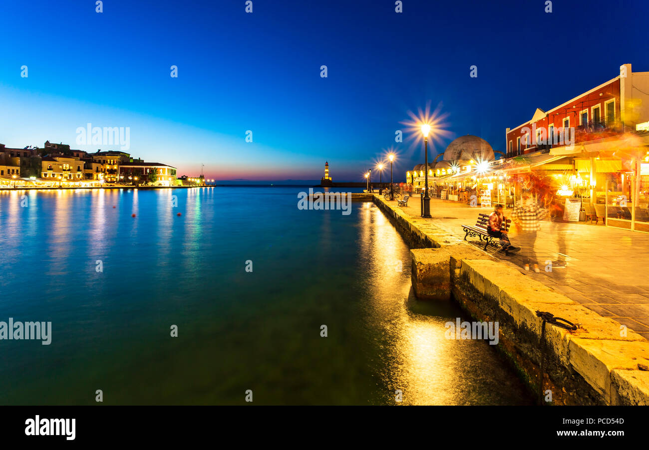 Leuchtturm am Venezianischen Hafen bei Nacht, Chania, Kreta, griechische Inseln, Griechenland, Europa Stockfoto