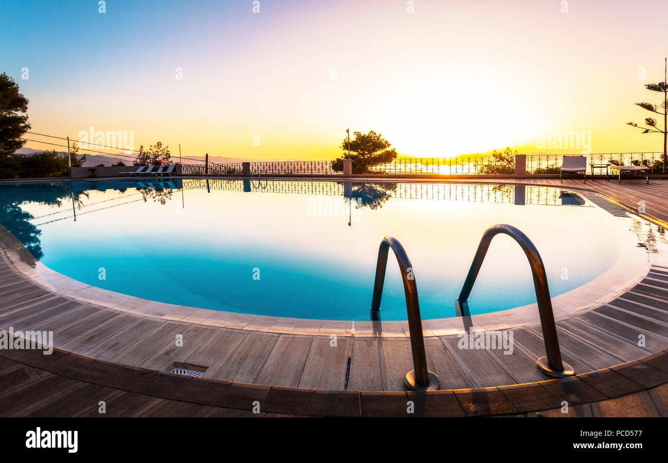 Großer Swimmingpool und den Sonnenuntergang in Chania, Kreta, griechische Inseln, Griechenland, Europa Stockfoto